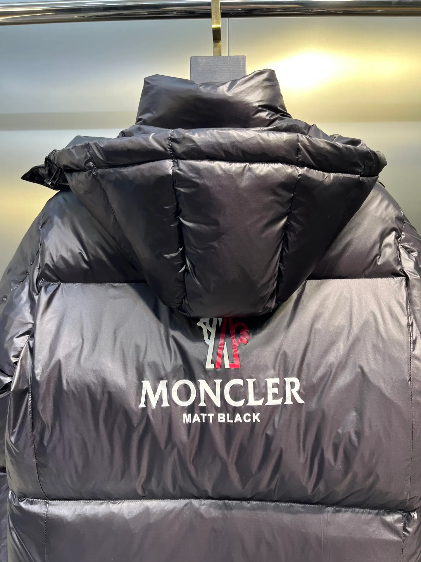P1040 Moncler 🌟Moncler official website 2025 autumn and winter new down jacket. Known as the most high-end down jacket in the industry, this 90-feather down jacket is complete with three labels and a classic logo combination. It is full of visual impact at first sight. It has better thermal performance, is light and not heavy, and has good loft recovery after compression, and it can gather heat and lock in temperature! Personalized color matching design, fresh and energetic! There are too many versions circulating on the market. In addition to the different fabric workmanship, the biggest difference is that the filling is not goose down at all but feather silk or tactile velvet, etc. It is not easy to tell the difference for those who don’t know. In addition, the fabrics and workmanship are definitely not of the same level. In short, look for us and you will never go astray. All exclusive full colors are purchased and developed with genuine products. If you understand the quality of our down jackets, you can trust us and recommend them with your eyes closed. All three standards are complete! Unisex series size: 12345