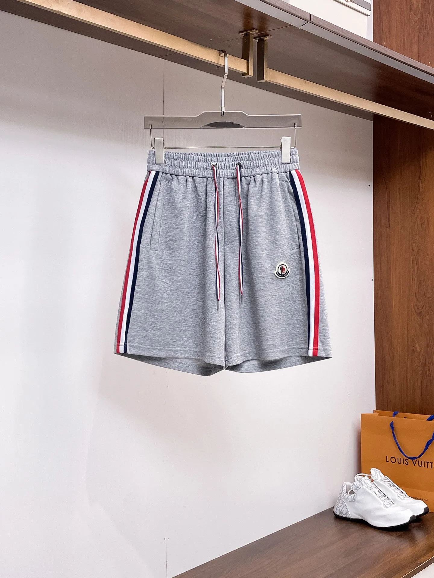 P560 Brand [MONCLER Mouth Covered] 2025 round neck short-sleeved shorts suit. The pure cotton fabric upper body will not be stuffy, the smooth and comfortable skin-friendly effect is more breathable, the fabric has its own texture, classic logo technology, a new interpretation from a unique angle, the first choice for fashion and versatility! Size: M-3XL (maximum wear: 190 pounds)