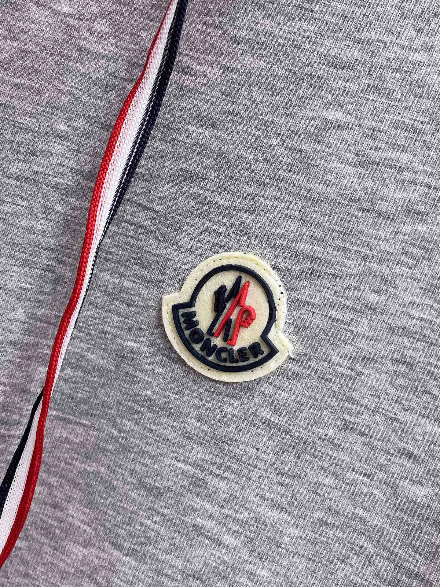 P560 Brand [MONCLER Mouth Covered] 2025 round neck short-sleeved shorts suit. The pure cotton fabric upper body will not be stuffy, the smooth and comfortable skin-friendly effect is more breathable, the fabric has its own texture, classic logo technology, a new interpretation from a unique angle, the first choice for fashion and versatility! Size: M-3XL (maximum wear: 190 pounds)