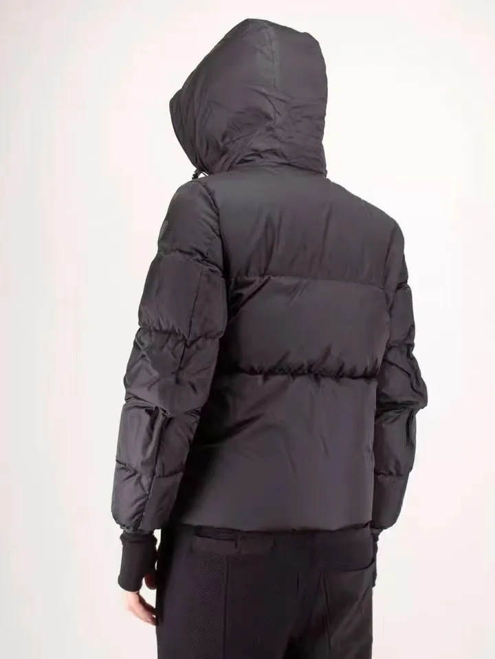 P820 ​​💎Upgraded to higher version quality💎 MONCLER. Same style as the counter. Thickened version. The large ribbon on the placket has embroidered letters. The same model as the official website with black label. Filled with 90% white duck down. Fluffy and full. Original hardware mold opening. The upper body is handsome and generous. Color: black. Code number: 1.2.3.4.5