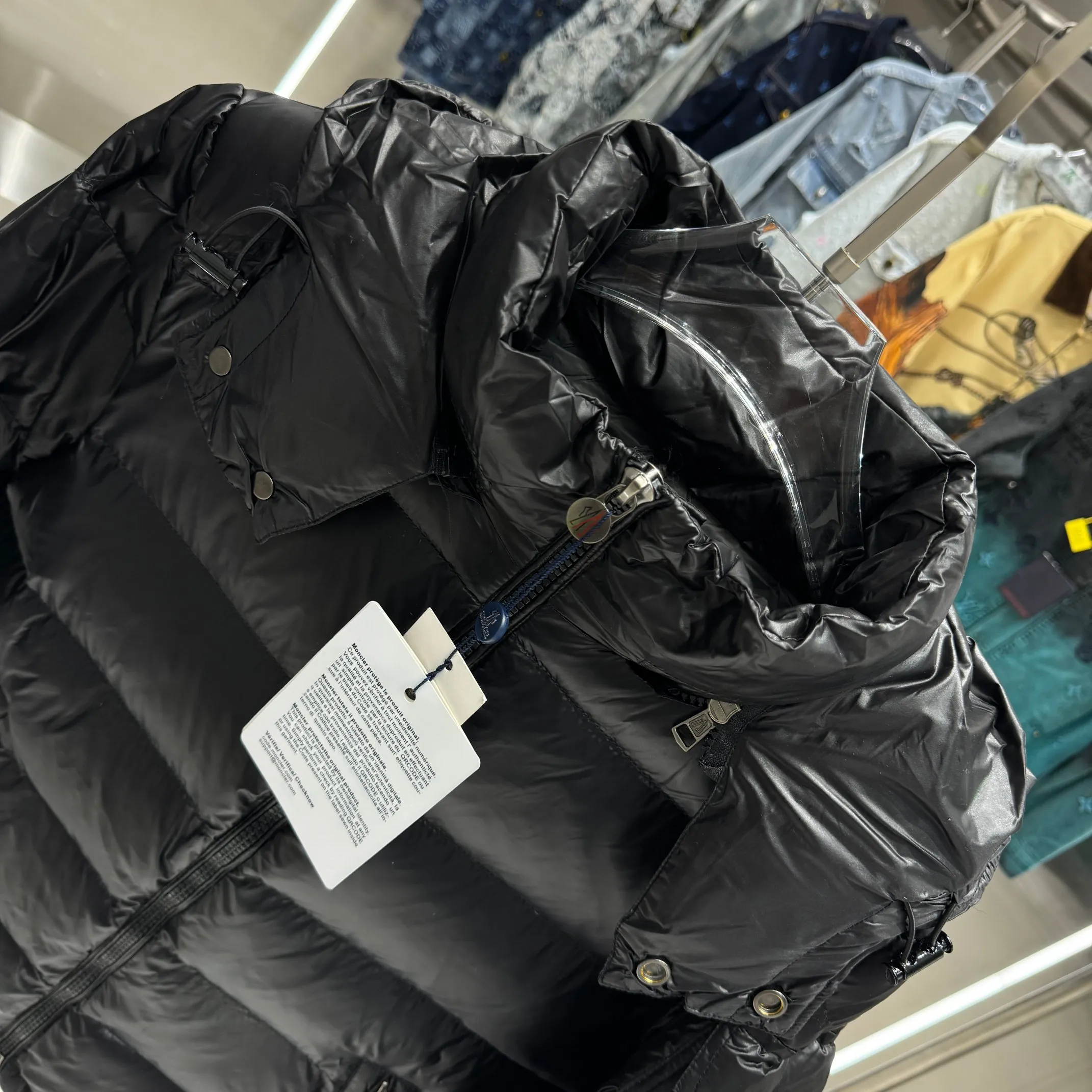 P500 Classic 𝙈𝙊𝙉𝘾𝙇𝙀* 𝙈𝙖𝙮a Monce* Moncler #MAYA Maya/Eason Chan same style/down jacket Description: Influenced by the iconic outerwear of the 1980s, the Maya jacket revisits looks from the Moncler archives with modern style and cutting-edge elements, a result of the brand's expertise in ski equipment. Whether in terms of sport or style, this high-performance and positive-spirited jacket has all the elements a competitive athlete needs to claim the title. Color: Black Size M L XL XXL