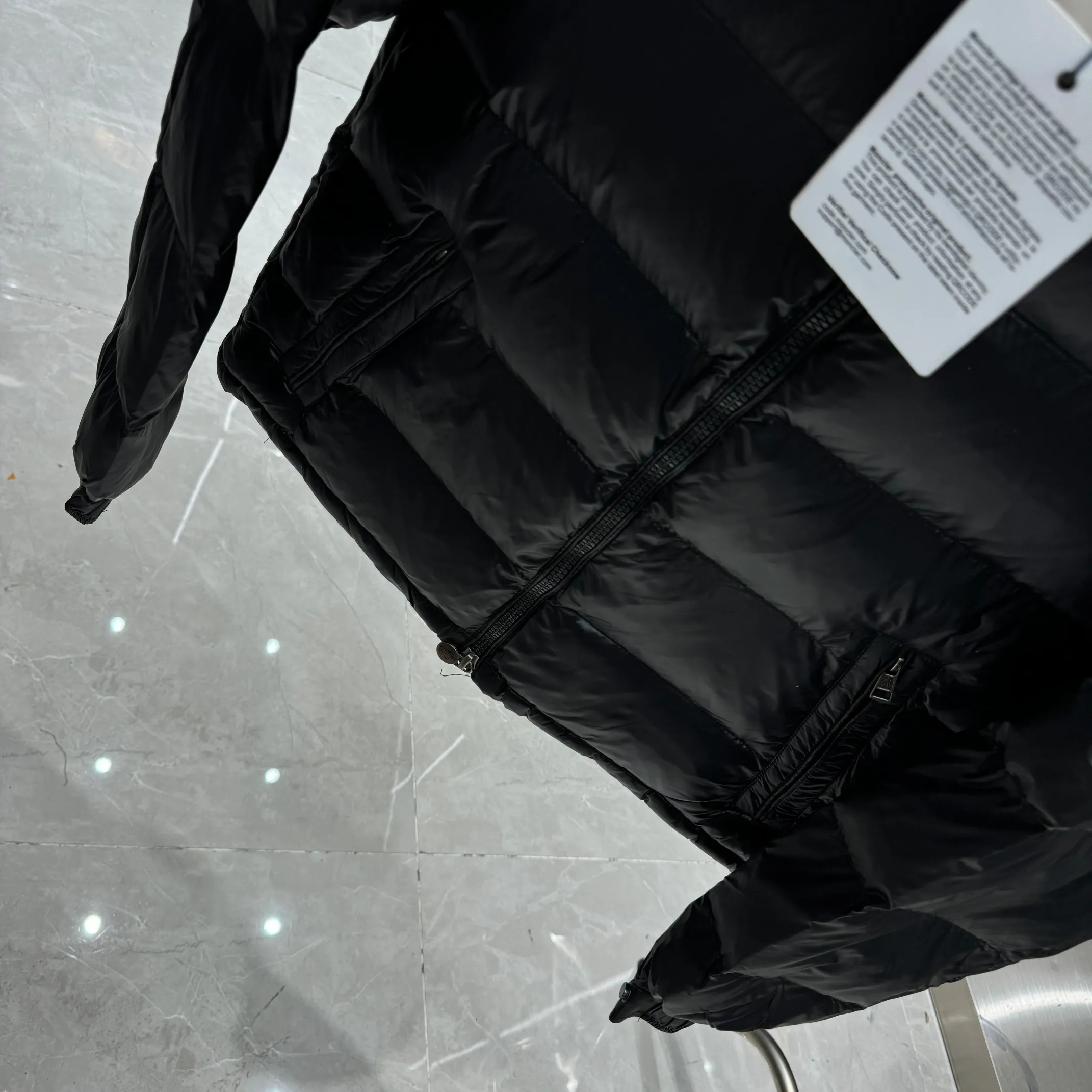 P500 Classic 𝙈𝙊𝙉𝘾𝙇𝙀* 𝙈𝙖𝙮a Monce* Moncler #MAYA Maya/Eason Chan same style/down jacket Description: Influenced by the iconic outerwear of the 1980s, the Maya jacket revisits looks from the Moncler archives with modern style and cutting-edge elements, a result of the brand's expertise in ski equipment. Whether in terms of sport or style, this high-performance and positive-spirited jacket has all the elements a competitive athlete needs to claim the title. Color: Black Size M L XL XXL