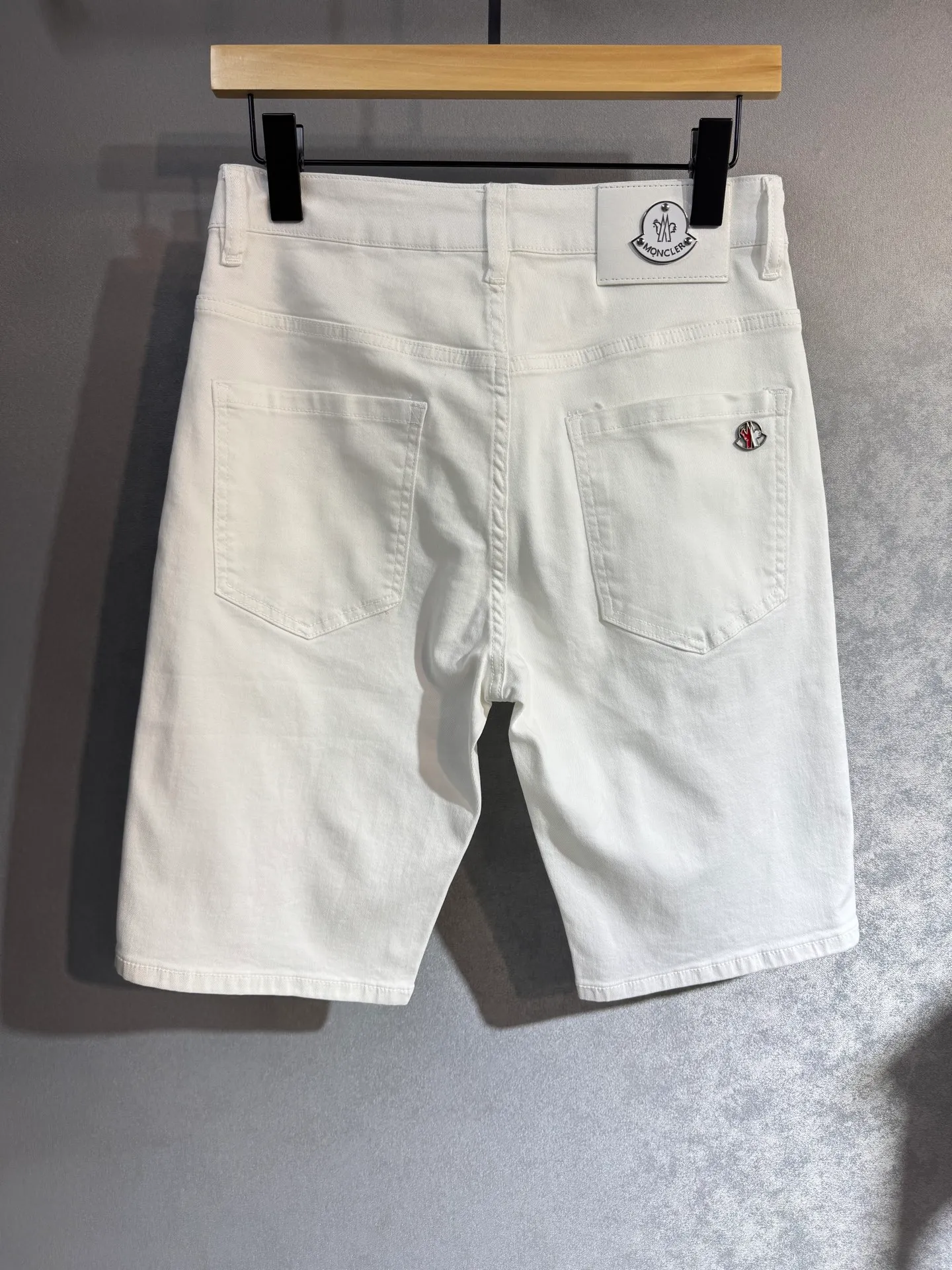 P220 🔥MONCLER The latest spring and summer denim jeans🔥No pressure to enter and leave the store. Best-selling models in the counter. Shared taste and value. Very comfortable to wear. Low-key yet luxurious. Very classy to wear. Needless to say the trousers style and cut. The upper body is exquisite and vivid. Really first-class and top-quality materials. Really palace-level casual pants, using Turkish cotton to produce the most famous denim cloth A11. Excellent quality. After heavy washing, the pants are very soft. The straight-leg shape is not picky and the upper body is absolutely stylish. Extremely luxurious! Color: black white. Size: 28-38 no 35