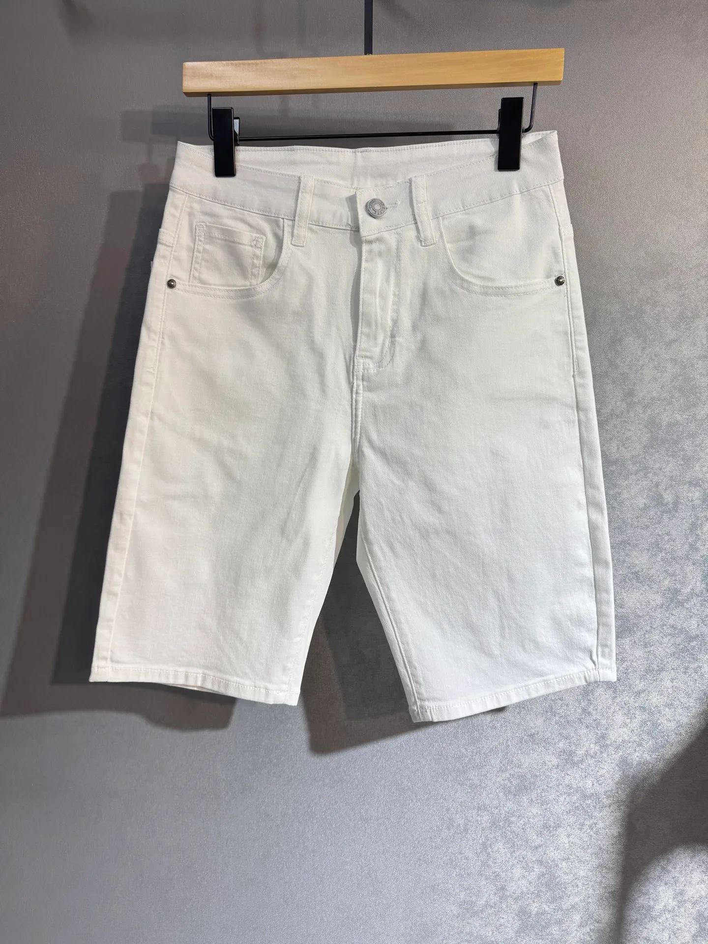 P220 🔥MONCLER The latest spring and summer denim jeans🔥No pressure to enter and leave the store. Best-selling models in the counter. Shared taste and value. Very comfortable to wear. Low-key yet luxurious. Very classy to wear. Needless to say the trousers style and cut. The upper body is exquisite and vivid. Really first-class and top-quality materials. Really palace-level casual pants, using Turkish cotton to produce the most famous denim cloth A11. Excellent quality. After heavy washing, the pants are very soft. The straight-leg shape is not picky and the upper body is absolutely stylish. Extremely luxurious! Color: black white. Size: 28-38 no 35