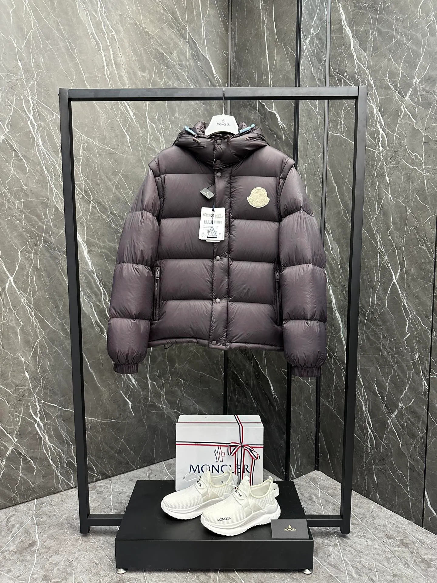 P800 Premium down ⬆️Moncler Cyclone 2-in-1 down jacket. ⚠️Goose down filling, small size filling 320g➕, easy to wear in winter in one piece. Changeable/jacket/hooded vest/stand collar vest/hooded down jacket. The Cyclone down jacket is equipped with detachable sleeves and can be worn as a vest or jacket.  The Cyclone down jacket is a modern take on the classic silhouette of the 1980s, with a new, simple silhouette. This short down jacket is made from nylon and features easily removable sleeves, allowing you to convert the jacket into a vest. A removable hood and contrast lining complete the design. Details •Made from nylon fabric •Nylon laqué lining •Down filling •Removable hood and sleeves •Zipper and snap closure •Zipper pockets •Elastic cuffs •Elastic drawstring hem Size : 1-5 Black Dark Navy Couples.