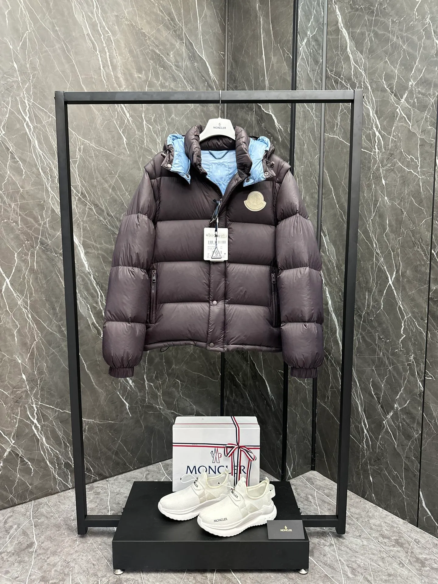 P800 Premium down ⬆️Moncler Cyclone 2-in-1 down jacket. ⚠️Goose down filling, small size filling 320g➕, easy to wear in winter in one piece. Changeable/jacket/hooded vest/stand collar vest/hooded down jacket. The Cyclone down jacket is equipped with detachable sleeves and can be worn as a vest or jacket.  The Cyclone down jacket is a modern take on the classic silhouette of the 1980s, with a new, simple silhouette. This short down jacket is made from nylon and features easily removable sleeves, allowing you to convert the jacket into a vest. A removable hood and contrast lining complete the design. Details •Made from nylon fabric •Nylon laqué lining •Down filling •Removable hood and sleeves •Zipper and snap closure •Zipper pockets •Elastic cuffs •Elastic drawstring hem Size : 1-5 Black Dark Navy Couples.