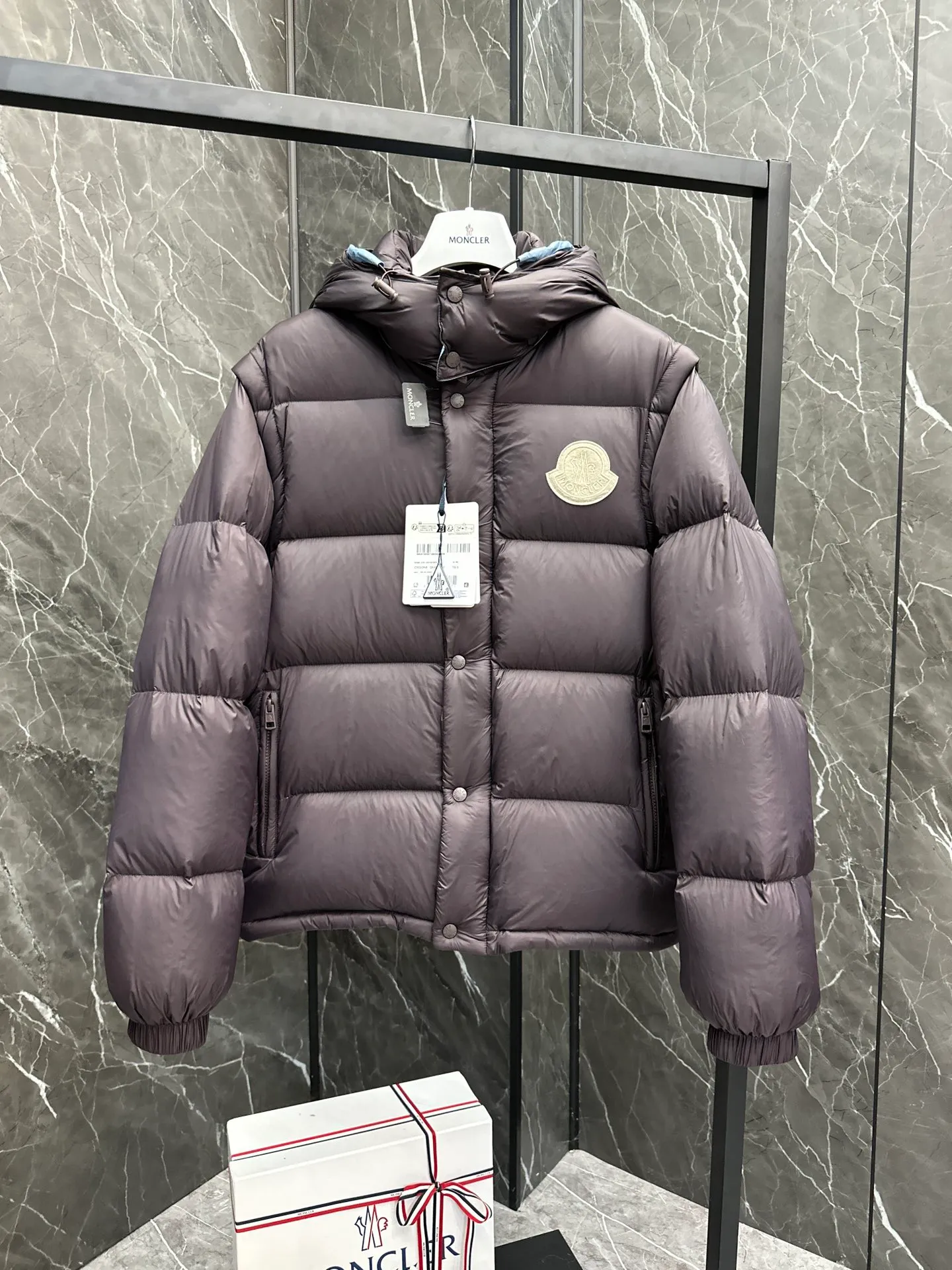 P800 Premium down ⬆️Moncler Cyclone 2-in-1 down jacket. ⚠️Goose down filling, small size filling 320g➕, easy to wear in winter in one piece. Changeable/jacket/hooded vest/stand collar vest/hooded down jacket. The Cyclone down jacket is equipped with detachable sleeves and can be worn as a vest or jacket.  The Cyclone down jacket is a modern take on the classic silhouette of the 1980s, with a new, simple silhouette. This short down jacket is made from nylon and features easily removable sleeves, allowing you to convert the jacket into a vest. A removable hood and contrast lining complete the design. Details •Made from nylon fabric •Nylon laqué lining •Down filling •Removable hood and sleeves •Zipper and snap closure •Zipper pockets •Elastic cuffs •Elastic drawstring hem Size : 1-5 Black Dark Navy Couples.