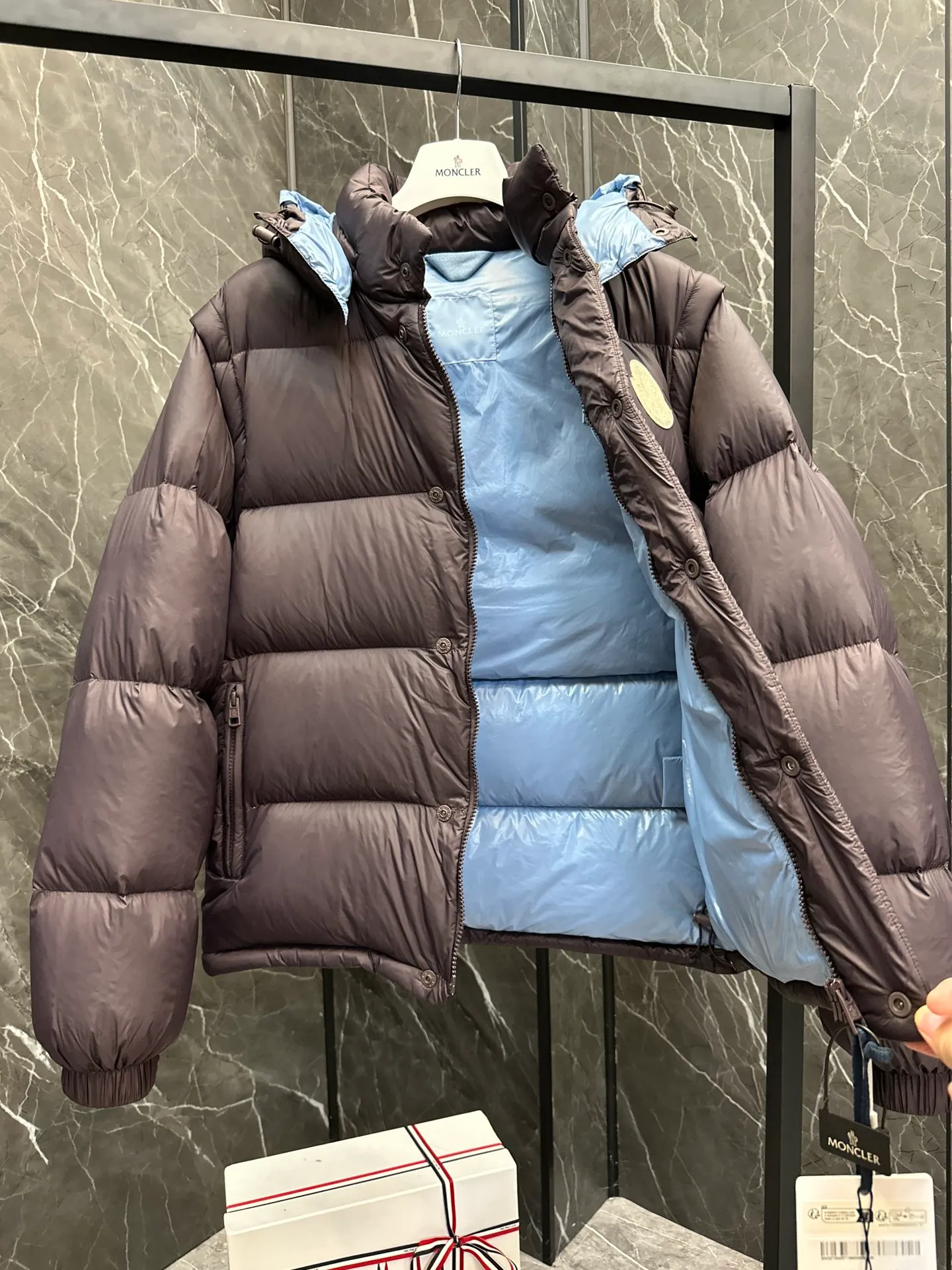 P800 Premium down ⬆️Moncler Cyclone 2-in-1 down jacket. ⚠️Goose down filling, small size filling 320g➕, easy to wear in winter in one piece. Changeable/jacket/hooded vest/stand collar vest/hooded down jacket. The Cyclone down jacket is equipped with detachable sleeves and can be worn as a vest or jacket.  The Cyclone down jacket is a modern take on the classic silhouette of the 1980s, with a new, simple silhouette. This short down jacket is made from nylon and features easily removable sleeves, allowing you to convert the jacket into a vest. A removable hood and contrast lining complete the design. Details •Made from nylon fabric •Nylon laqué lining •Down filling •Removable hood and sleeves •Zipper and snap closure •Zipper pockets •Elastic cuffs •Elastic drawstring hem Size : 1-5 Black Dark Navy Couples.