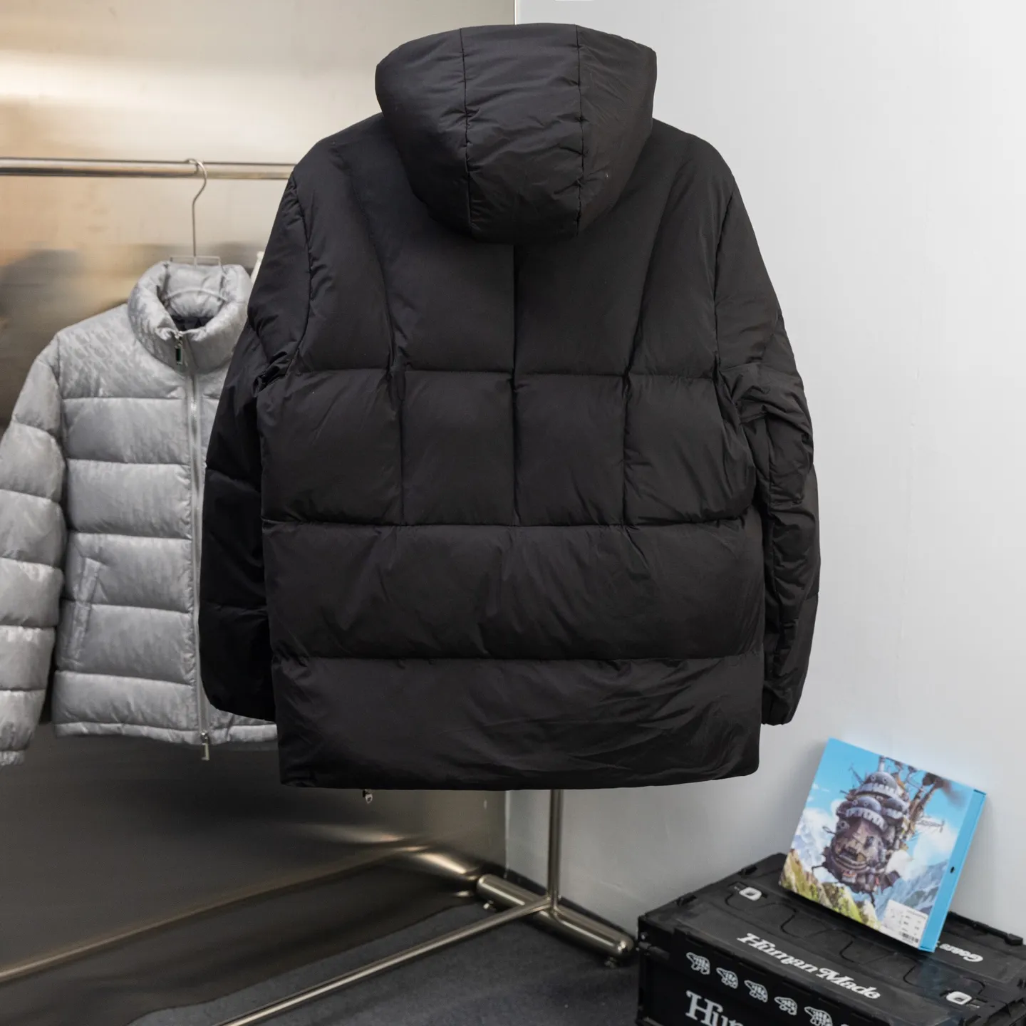 P800 2025moncler winter new style🆕🆕🆕🆕Fusain down jacket design is inspired by the thrilling racing sports, echoing the three-dimensional tailoring and dynamic structure of the racing driver's uniform. Diamond quilting is used to build a thermal barrier, and the lightweight fabric is full of fluffy warmth. The silhouette is neat and not bulky, and the hooded design adds casualness. It is made of quilted nylon fabric, which has excellent warmth and protection. It is not only a textured armor to resist the cold wind when commuting, but also a fashion tool to create a minimalist and high-end feel when going out. In the cold winter, you can achieve the dual elegance of temperature and style with a piece of down. Complete with reflective zippers for a modern look.