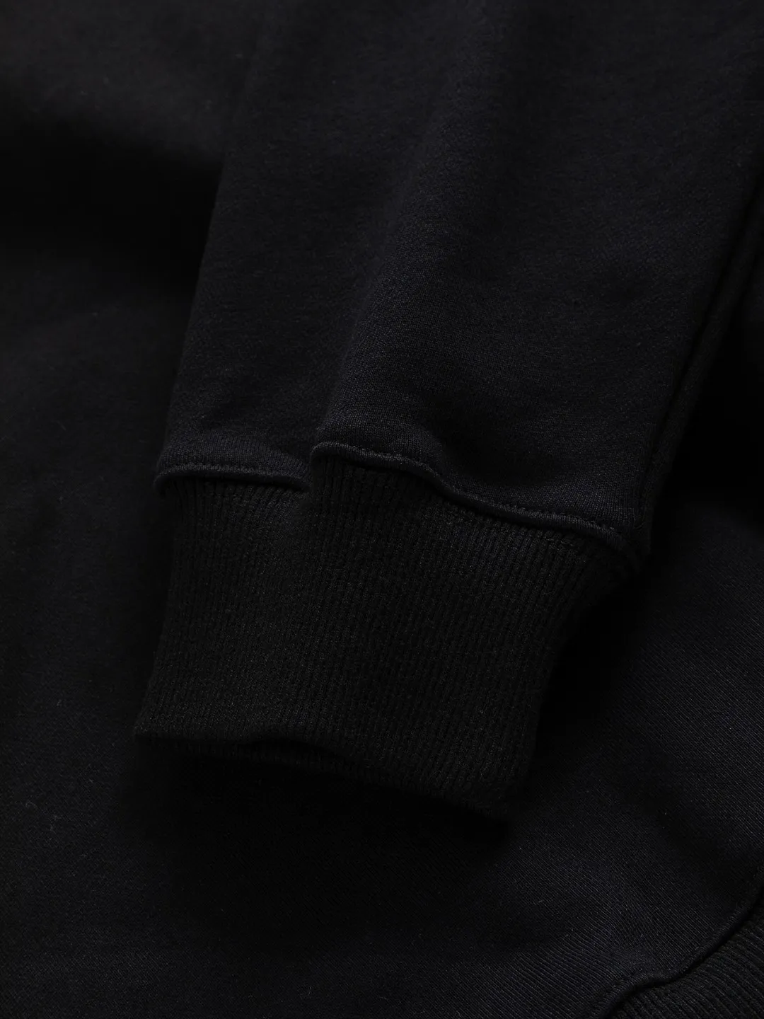 P240 Moncler masked high version slightly wide version S-XL 25SS early autumn and winter sweatshirt Paris fashion catwalk style The top and most classic simple letter embroidery on the chest🪡logo round neck short sleeves, exquisite craftsmanship counter fabrics, fusion of top elements, 450g washed pure cotton fabric, pure cotton breathable, very refreshing and comfortable for daily wear. The rib knitting on the neckline is flat and tight, and the neckline will not be skewed if you toss it casually. The loose version, you will find that it really looks good on the upper body, the overall is simple and neat, super versatile for daily wear! Pair it casually with a pair of pants to look youthful. A sweatshirt and T-shirt will make your outfit crazy. It is a fashionable item that can never go wrong! Classic sweatshirts are available in all 3 categories and are fashionable for trendy men. They are unparalleled in terms of upper body comfort. They can be said to be a must-have companion for summer. Their excellent breathability and comfortable fit are unparalleled ~ Recommended! !  Color: Black Gray Green Size: S-XL Size chart: S: Shoulder width 51-Bust 56-Length 69 M: Shoulder width 52.5-Bust 58-Length 71 L: Shoulder width 54-Bust 60-Length 73 XL: Shoulder width 55.5-Bust 62-Length 75
