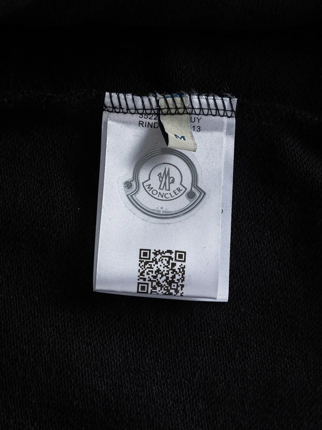 P240 Moncler masked high version slightly wide version S-XL 25SS early autumn and winter sweatshirt Paris fashion catwalk style The top and most classic simple letter embroidery on the chest🪡logo round neck short sleeves, exquisite craftsmanship counter fabrics, fusion of top elements, 450g washed pure cotton fabric, pure cotton breathable, very refreshing and comfortable for daily wear. The rib knitting on the neckline is flat and tight, and the neckline will not be skewed if you toss it casually. The loose version, you will find that it really looks good on the upper body, the overall is simple and neat, super versatile for daily wear! Pair it casually with a pair of pants to look youthful. A sweatshirt and T-shirt will make your outfit crazy. It is a fashionable item that can never go wrong! Classic sweatshirts are available in all 3 categories and are fashionable for trendy men. They are unparalleled in terms of upper body comfort. They can be said to be a must-have companion for summer. Their excellent breathability and comfortable fit are unparalleled ~ Recommended! !  Color: Black Gray Green Size: S-XL Size chart: S: Shoulder width 51-Bust 56-Length 69 M: Shoulder width 52.5-Bust 58-Length 71 L: Shoulder width 54-Bust 60-Length 73 XL: Shoulder width 55.5-Bust 62-Length 75