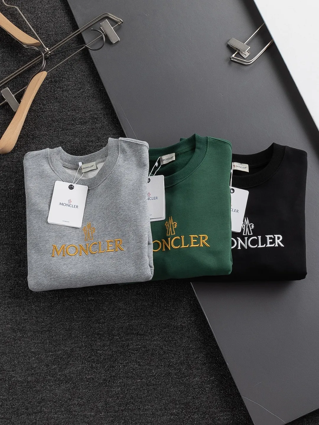 P240 Moncler masked high version slightly wide version S-XL 25SS early autumn and winter sweatshirt Paris fashion catwalk style The top and most classic simple letter embroidery on the chest🪡logo round neck short sleeves, exquisite craftsmanship counter fabrics, fusion of top elements, 450g washed pure cotton fabric, pure cotton breathable, very refreshing and comfortable for daily wear. The rib knitting on the neckline is flat and tight, and the neckline will not be skewed if you toss it casually. The loose version, you will find that it really looks good on the upper body, the overall is simple and neat, super versatile for daily wear! Pair it casually with a pair of pants to look youthful. A sweatshirt and T-shirt will make your outfit crazy. It is a fashionable item that can never go wrong! Classic sweatshirts are available in all 3 categories and are fashionable for trendy men. They are unparalleled in terms of upper body comfort. They can be said to be a must-have companion for summer. Their excellent breathability and comfortable fit are unparalleled ~ Recommended! !  Color: Black Gray Green Size: S-XL Size chart: S: Shoulder width 51-Bust 56-Length 69 M: Shoulder width 52.5-Bust 58-Length 71 L: Shoulder width 54-Bust 60-Length 73 XL: Shoulder width 55.5-Bust 62-Length 75