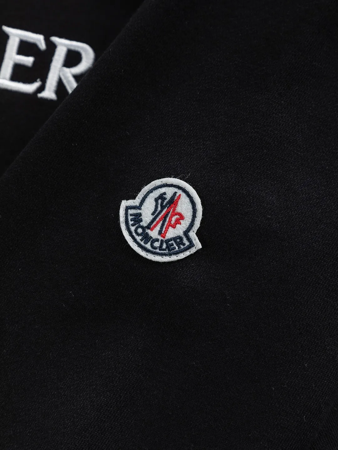 P240 Moncler masked high version slightly wide version S-XL 25SS early autumn and winter sweatshirt Paris fashion catwalk style The top and most classic simple letter embroidery on the chest🪡logo round neck short sleeves, exquisite craftsmanship counter fabrics, fusion of top elements, 450g washed pure cotton fabric, pure cotton breathable, very refreshing and comfortable for daily wear. The rib knitting on the neckline is flat and tight, and the neckline will not be skewed if you toss it casually. The loose version, you will find that it really looks good on the upper body, the overall is simple and neat, super versatile for daily wear! Pair it casually with a pair of pants to look youthful. A sweatshirt and T-shirt will make your outfit crazy. It is a fashionable item that can never go wrong! Classic sweatshirts are available in all 3 categories and are fashionable for trendy men. They are unparalleled in terms of upper body comfort. They can be said to be a must-have companion for summer. Their excellent breathability and comfortable fit are unparalleled ~ Recommended! !  Color: Black Gray Green Size: S-XL Size chart: S: Shoulder width 51-Bust 56-Length 69 M: Shoulder width 52.5-Bust 58-Length 71 L: Shoulder width 54-Bust 60-Length 73 XL: Shoulder width 55.5-Bust 62-Length 75