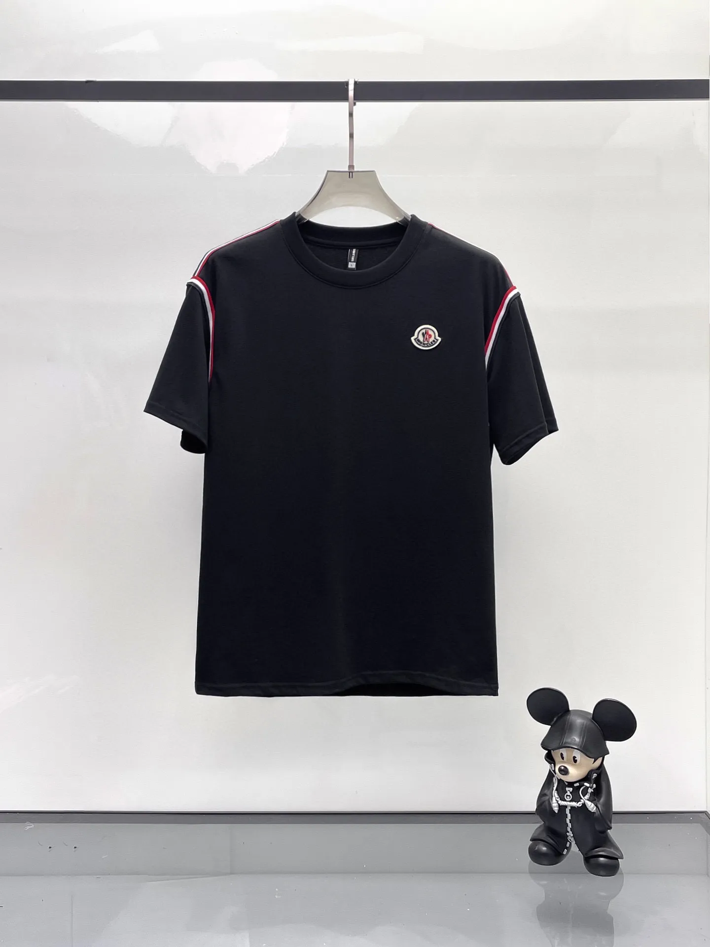 P570 Brand [MONCLER Mouth Covered] 2025 round neck short-sleeved shorts suit. The pure cotton fabric upper body will not be stuffy, the smooth and comfortable skin-friendly effect is more breathable, the fabric has its own texture, classic logo technology, a new interpretation from a unique angle, fashionable and versatile choice! Size: M-3XL (maximum wear: 190 pounds)