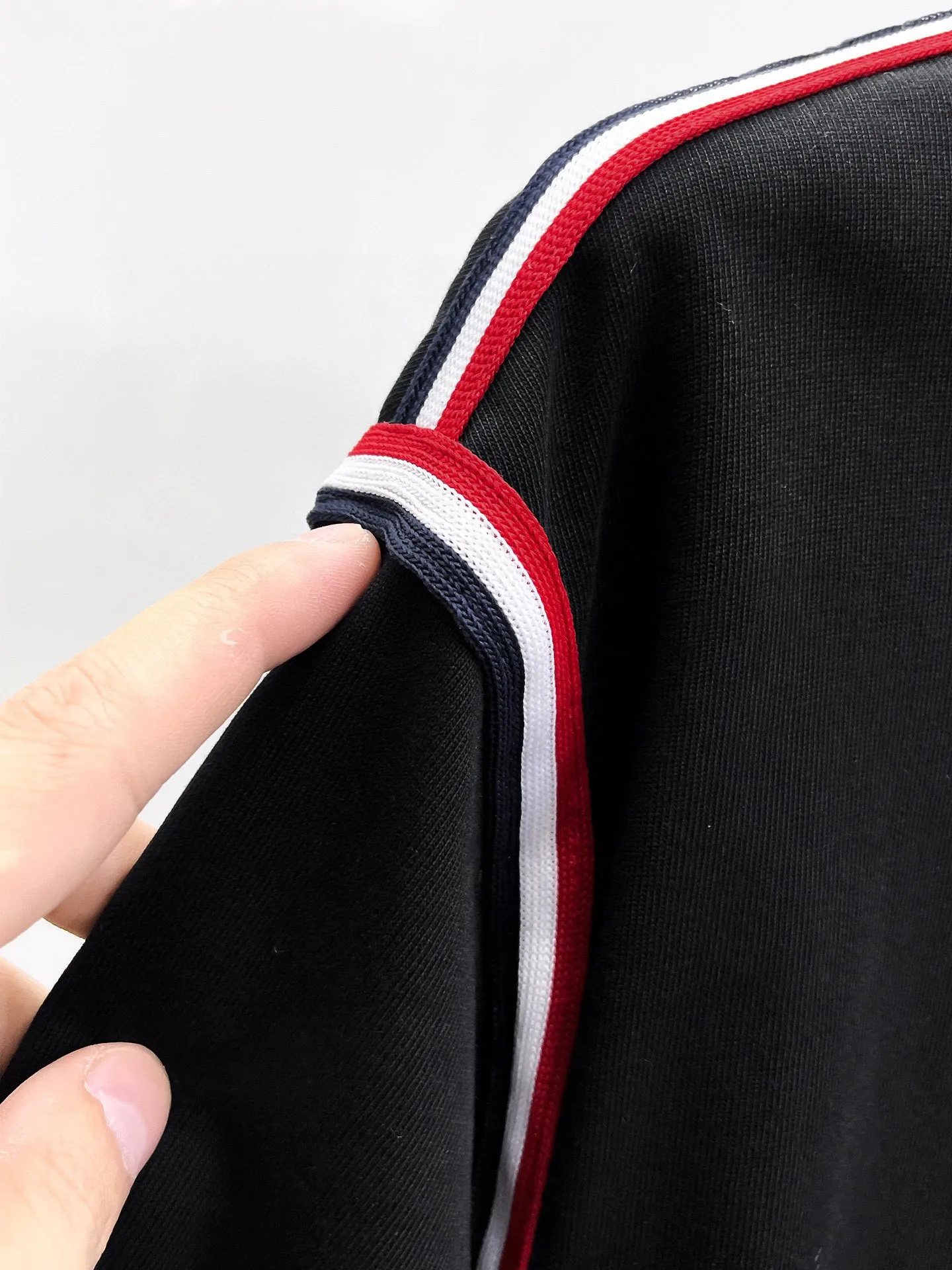 P570 Brand [MONCLER Mouth Covered] 2025 round neck short-sleeved shorts suit. The pure cotton fabric upper body will not be stuffy, the smooth and comfortable skin-friendly effect is more breathable, the fabric has its own texture, classic logo technology, a new interpretation from a unique angle, fashionable and versatile choice! Size: M-3XL (maximum wear: 190 pounds)