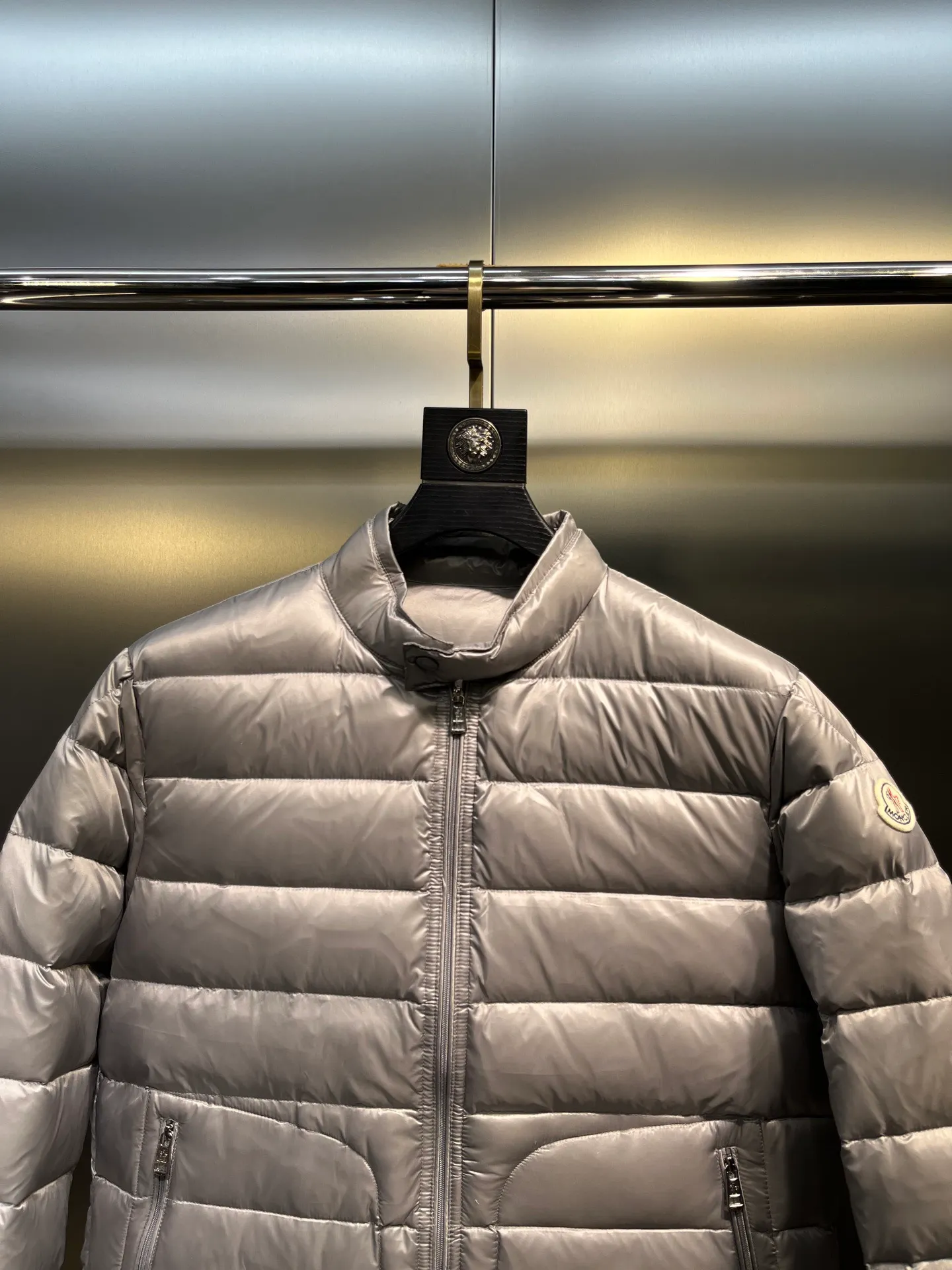 P700 MONCLER Menstrual Stand Collar Lightweight Down Jacket. Customer-supplied high-density anti-drilling nylon fabric, using Longue Saison nylon down jacket, MONCLER's leading fabric, it can definitely stand the test! Nylon zipper pocket, hidden snap button closure collar, elastic hem and cuff design. As for the luster and brightness of the fabric, you can feel its high-end texture even more from the picture! You can carefully look through the screen to see the details. The interior is filled with 90% white duck down, and the gallbladder-free direct down filling process makes it warmer and lighter than ever before. The new oversized double pocket design elements have exquisite details and a handsome upper body! Style number: A86# Color: black gray size: 12345