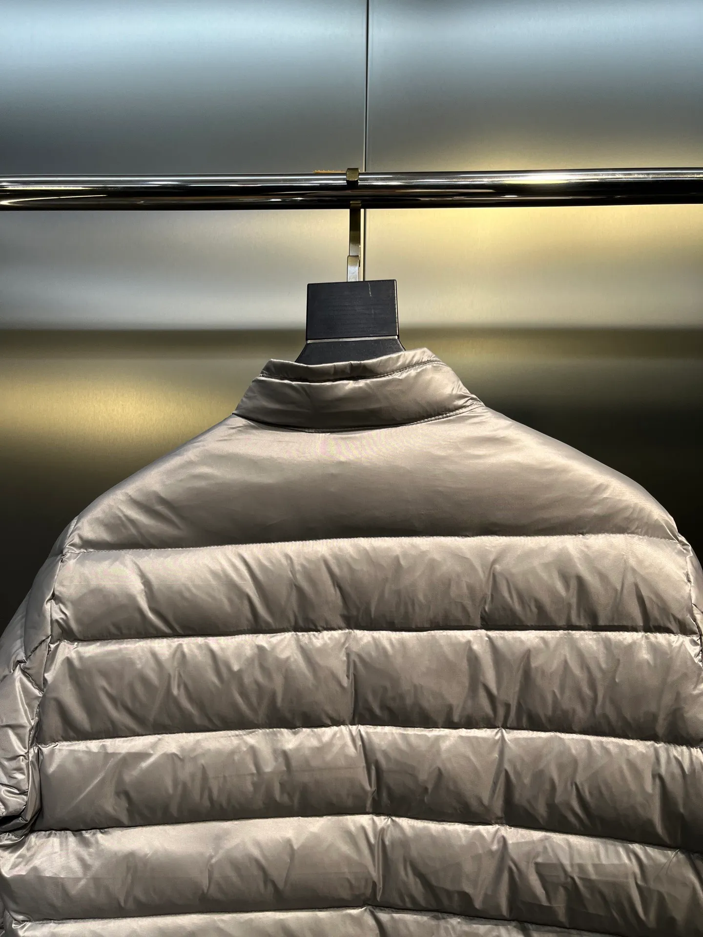 P700 MONCLER Menstrual Stand Collar Lightweight Down Jacket. Customer-supplied high-density anti-drilling nylon fabric, using Longue Saison nylon down jacket, MONCLER's leading fabric, it can definitely stand the test! Nylon zipper pocket, hidden snap button closure collar, elastic hem and cuff design. As for the luster and brightness of the fabric, you can feel its high-end texture even more from the picture! You can carefully look through the screen to see the details. The interior is filled with 90% white duck down, and the gallbladder-free direct down filling process makes it warmer and lighter than ever before. The new oversized double pocket design elements have exquisite details and a handsome upper body! Style number: A86# Color: black gray size: 12345
