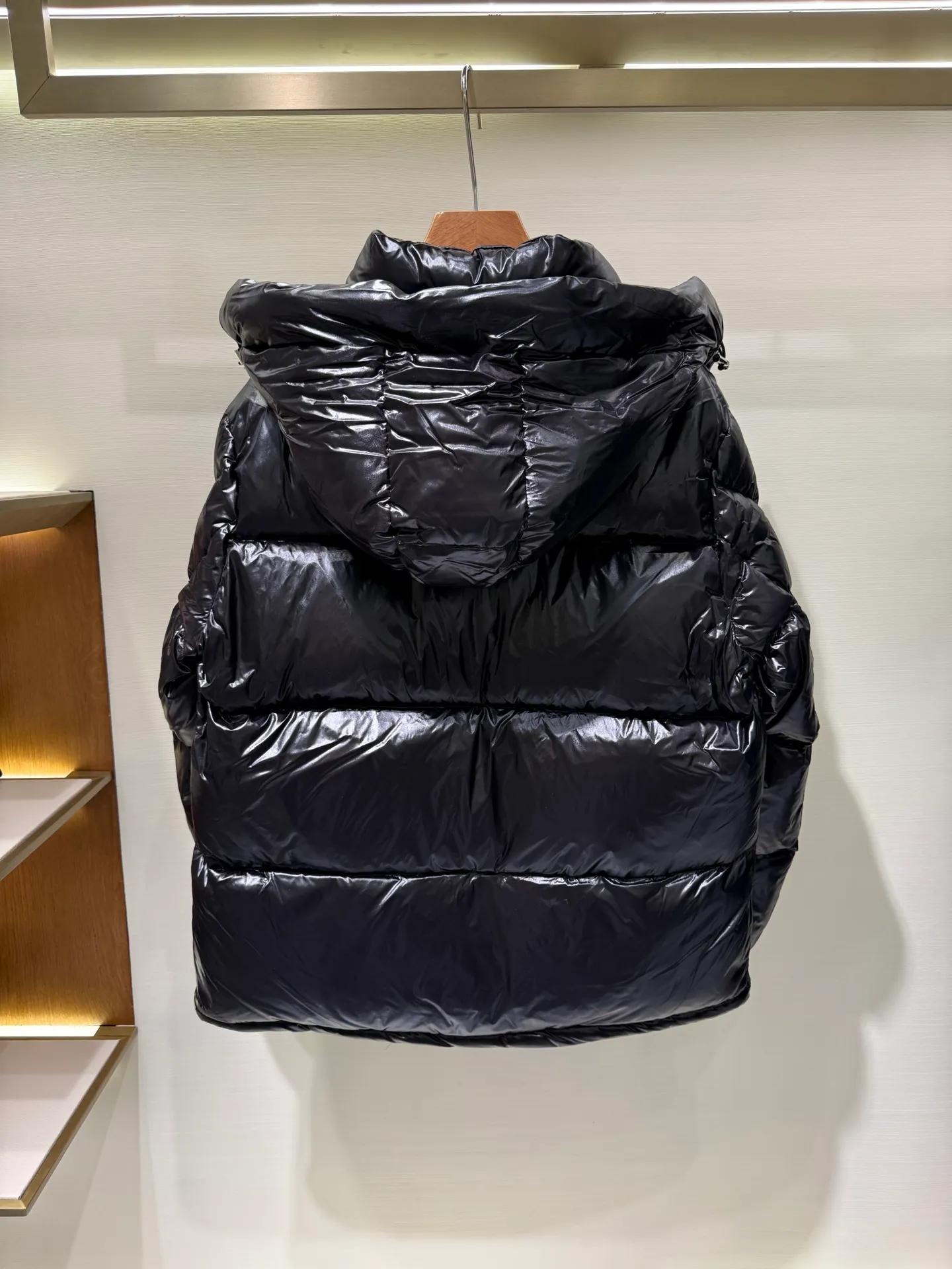P1180 Moncler Montbeliard glossy down jacket The Montbeliard down jacket is made of shiny patent nylon and features highly recognizable rectangular quilting. Featuring a hooded design and signature patch pocket at chest.  Fabric: 100% nylon Filling content: 90% white goose down 250-300g Craftsmanship: Made of nylon laqué fabric Nylon laque lining Filled with down, detachable and adjustable hood with drawstring closure Built-in flap with webbing, black pocket details at the lower end Zipper closure Collar with snap buttons Zipper pockets Patch pockets with snap buttons Adjustable cuffs Adjustable elastic drawstring hem.  Size: 1 2 3 4 5 0548000