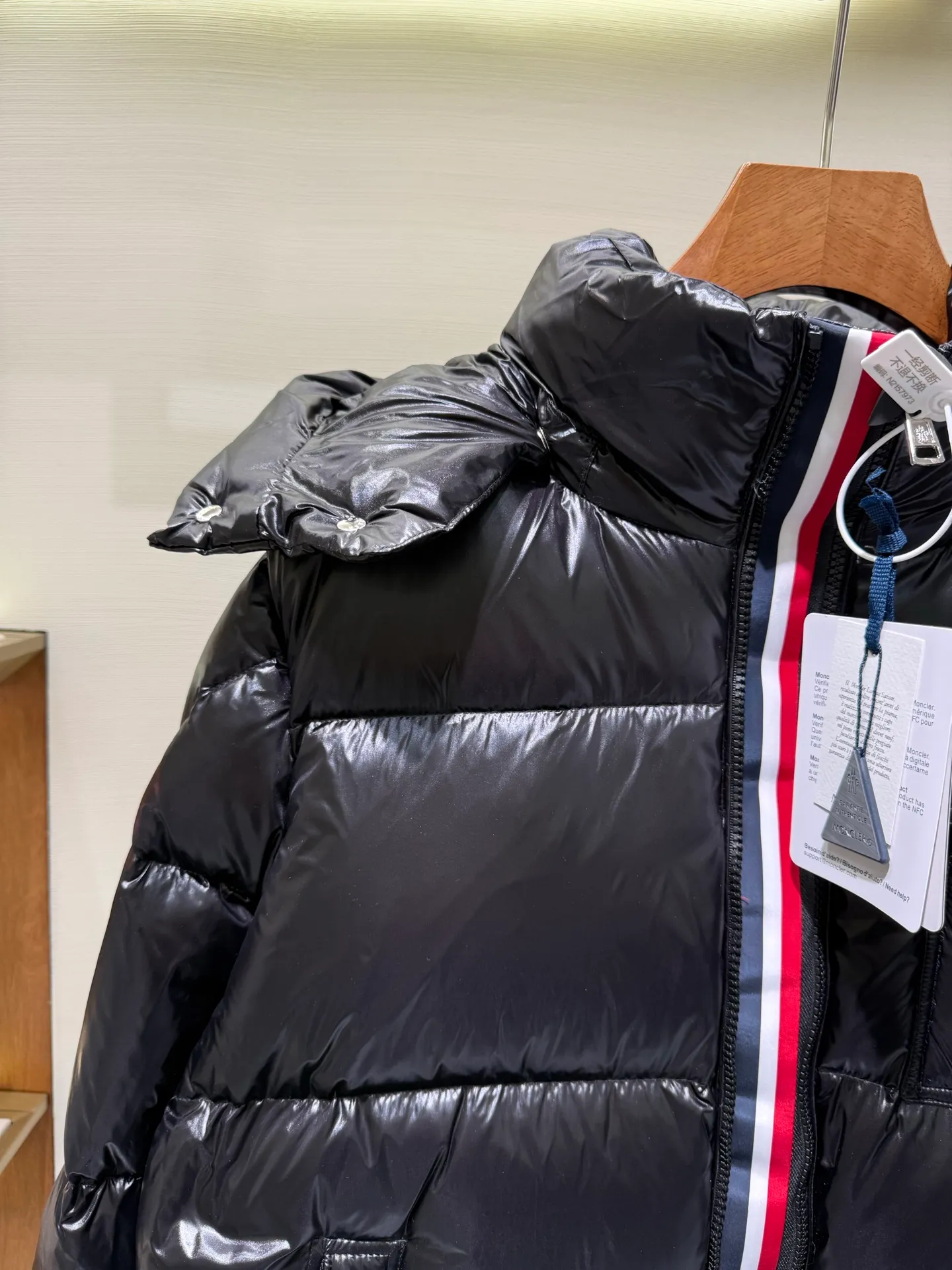 P1180 Moncler Montbeliard glossy down jacket The Montbeliard down jacket is made of shiny patent nylon and features highly recognizable rectangular quilting. Featuring a hooded design and signature patch pocket at chest.  Fabric: 100% nylon Filling content: 90% white goose down 250-300g Craftsmanship: Made of nylon laqué fabric Nylon laque lining Filled with down, detachable and adjustable hood with drawstring closure Built-in flap with webbing, black pocket details at the lower end Zipper closure Collar with snap buttons Zipper pockets Patch pockets with snap buttons Adjustable cuffs Adjustable elastic drawstring hem.  Size: 1 2 3 4 5 0548000