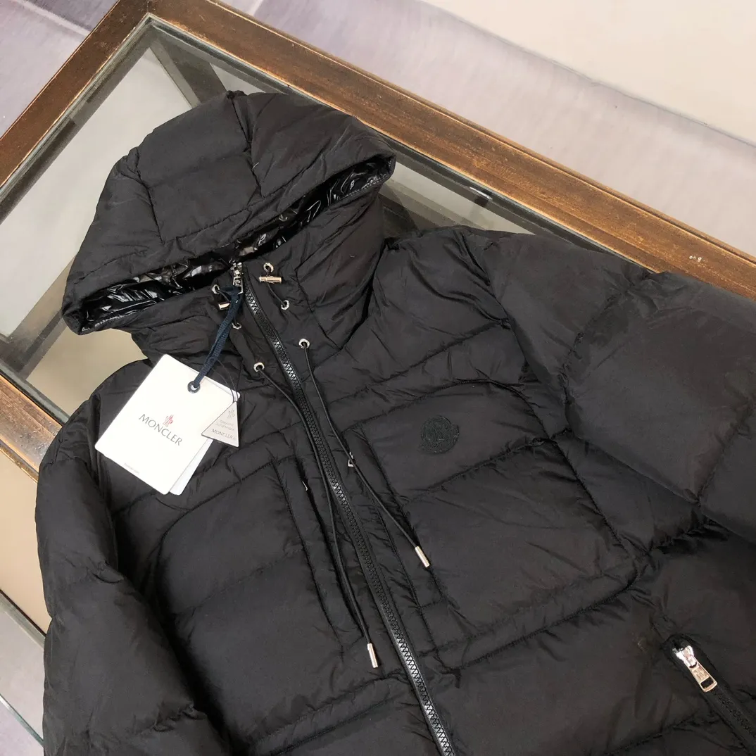 P940 🆕🆕🆕MONCLER 2025 winter latest model Wei Daxun's same style hooded down jacket ~ available simultaneously on the official website! This down jacket has a great sense of design and looks, and you can buy it directly with quality control. It’s a high-end product that you can’t go wrong with! Simple and elegant design~The overall design of the zippers on both sides of the chest makes this dress unique! It is made of imported high-tech fabrics and is filled with white duck down. The texture and shape of the fabric are exquisite. You can feel its powerful aura through the detailed pictures. It also has superior handsomeness and thermal performance, making it easy to wear in various occasions! With polythermal insulation, you don’t have to worry about a little chill! It highlights the style and is also very warm ~ Color: black, light khaki Size: 1-2-3-4-5 (M ~ 3XL)
