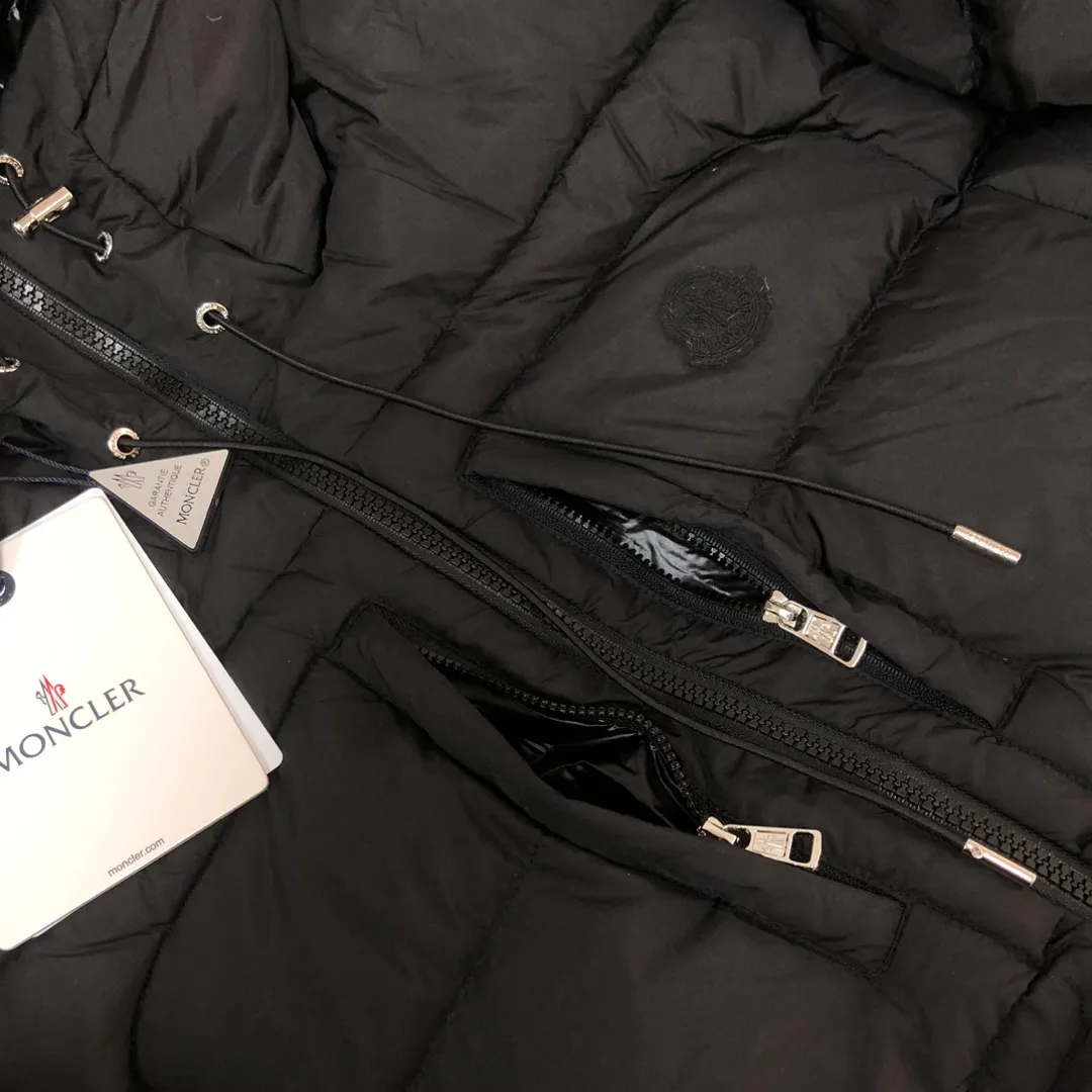 P940 🆕🆕🆕MONCLER 2025 winter latest model Wei Daxun's same style hooded down jacket ~ available simultaneously on the official website! This down jacket has a great sense of design and looks, and you can buy it directly with quality control. It’s a high-end product that you can’t go wrong with! Simple and elegant design~The overall design of the zippers on both sides of the chest makes this dress unique! It is made of imported high-tech fabrics and is filled with white duck down. The texture and shape of the fabric are exquisite. You can feel its powerful aura through the detailed pictures. It also has superior handsomeness and thermal performance, making it easy to wear in various occasions! With polythermal insulation, you don’t have to worry about a little chill! It highlights the style and is also very warm ~ Color: black, light khaki Size: 1-2-3-4-5 (M ~ 3XL)