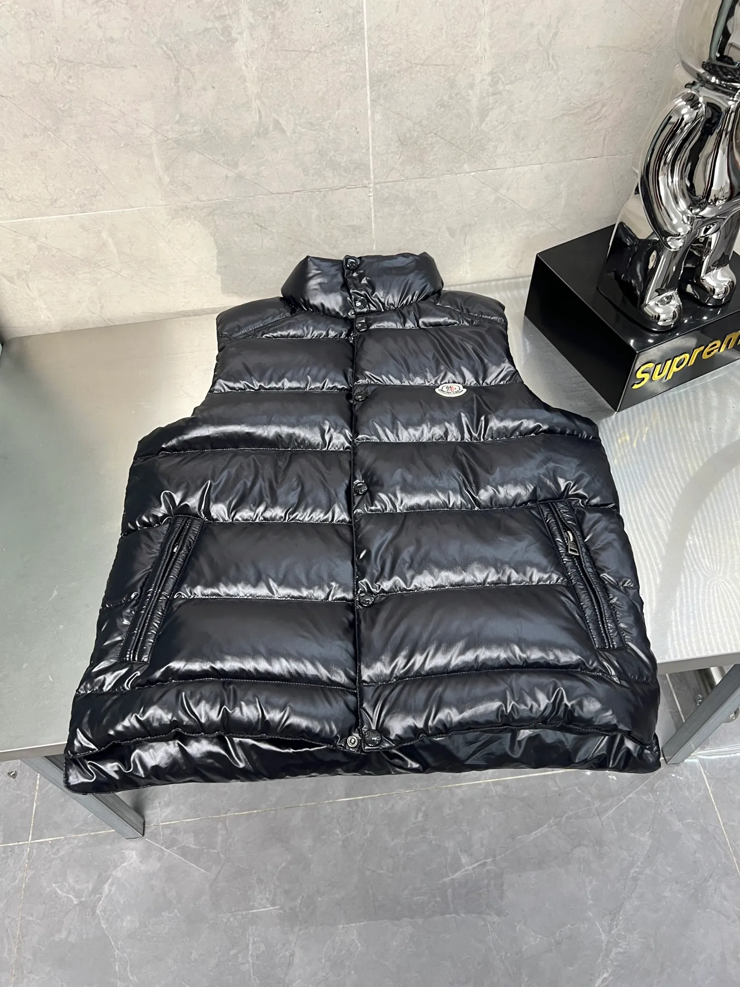 The design of P580 Moncler's new high-end version of the stand-up collar vest down jacket Tib for autumn and winter is inspired by Moncer's iconic style from the 1980s. It has been reinterpreted with modern and dynamic elements. This piece, for those who always want to be a winner, can be worn mid-season or paired with a windbreaker in the dead of winter Size: 12345