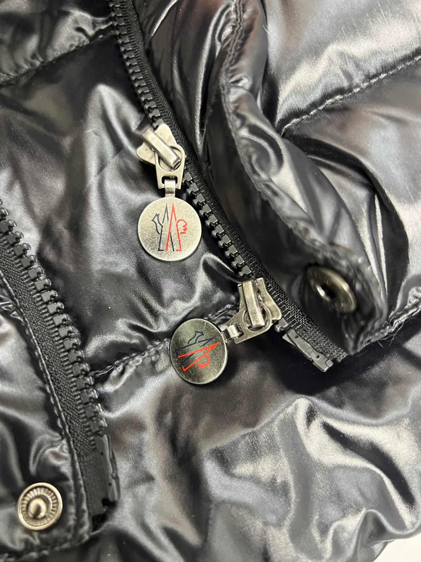 The design of P580 Moncler's new high-end version of the stand-up collar vest down jacket Tib for autumn and winter is inspired by Moncer's iconic style from the 1980s. It has been reinterpreted with modern and dynamic elements. This piece, for those who always want to be a winner, can be worn mid-season or paired with a windbreaker in the dead of winter Size: 12345