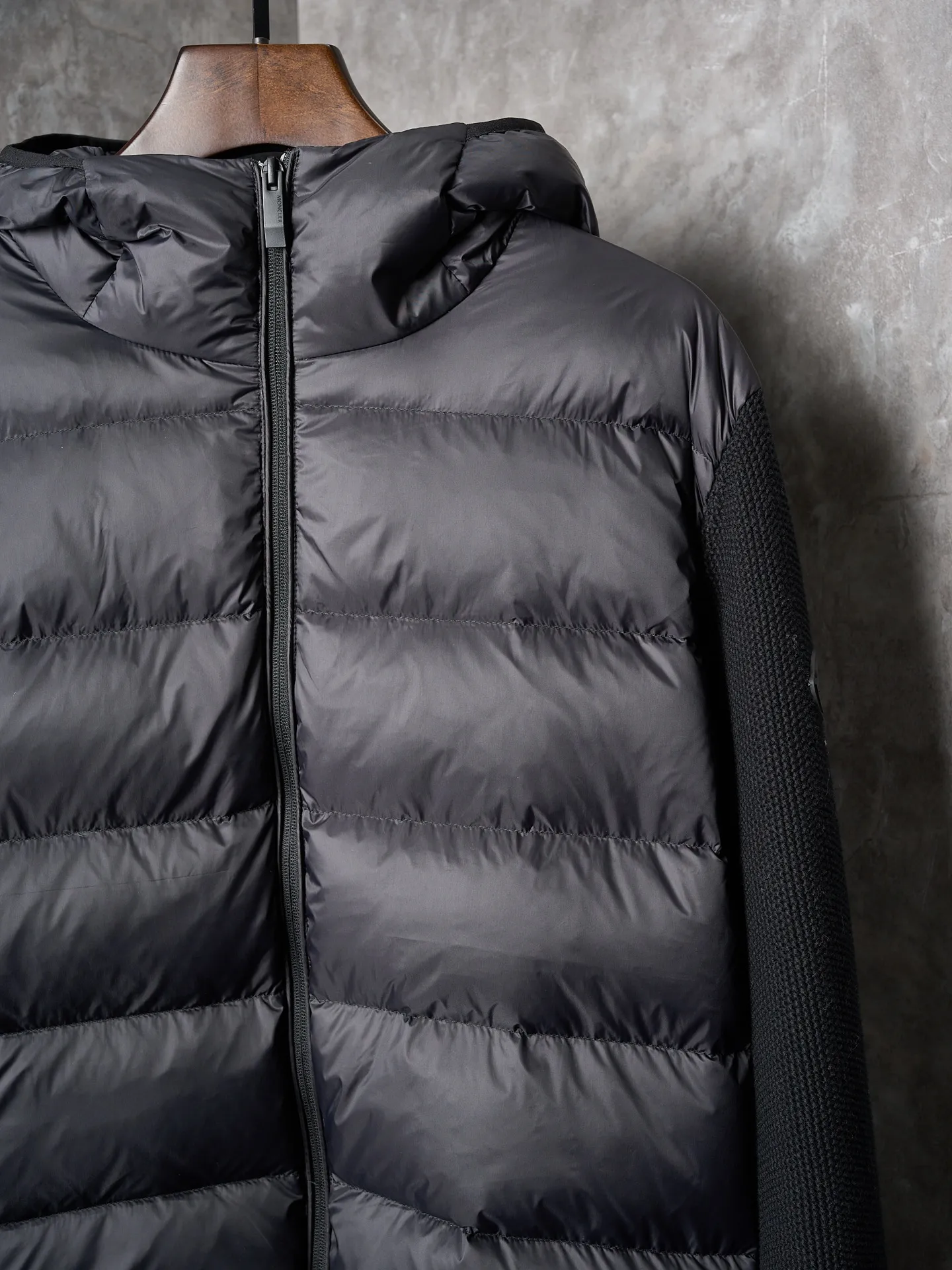 P780 Actual item hanging] MONCLER/Muzzled Black Label Wool Splicing Zipper Hooded Jacket (Version 2) [Ready Stock] S/1 M/2 L/3 XL/4 This wool hood is equipped with a filled down front and is a practical item suitable for multi-season wear. This hood features a quilted logo, highlighting the brand's heritage. Lightweight knit design, a versatile wardrobe piece that can be worn easily during mild weather Made in wool, Longue saison lining, Longue saison front, Down filling, Rib knit Micro soft hood, Zip closure Pockets, Logo quilting Logo patch