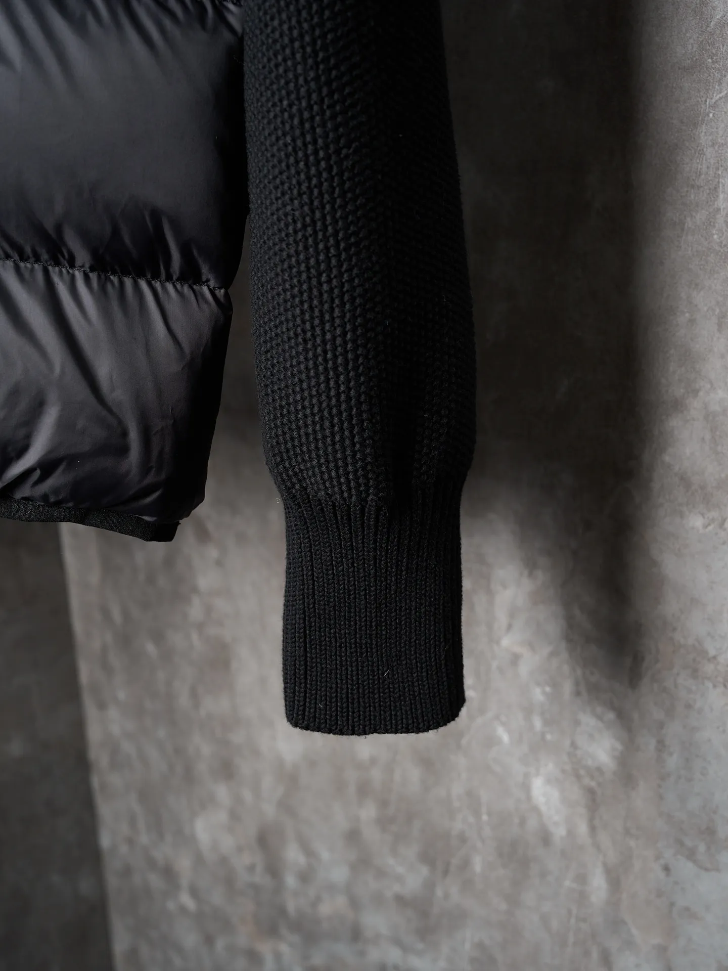 P780 Actual item hanging] MONCLER/Muzzled Black Label Wool Splicing Zipper Hooded Jacket (Version 2) [Ready Stock] S/1 M/2 L/3 XL/4 This wool hood is equipped with a filled down front and is a practical item suitable for multi-season wear. This hood features a quilted logo, highlighting the brand's heritage. Lightweight knit design, a versatile wardrobe piece that can be worn easily during mild weather Made in wool, Longue saison lining, Longue saison front, Down filling, Rib knit Micro soft hood, Zip closure Pockets, Logo quilting Logo patch