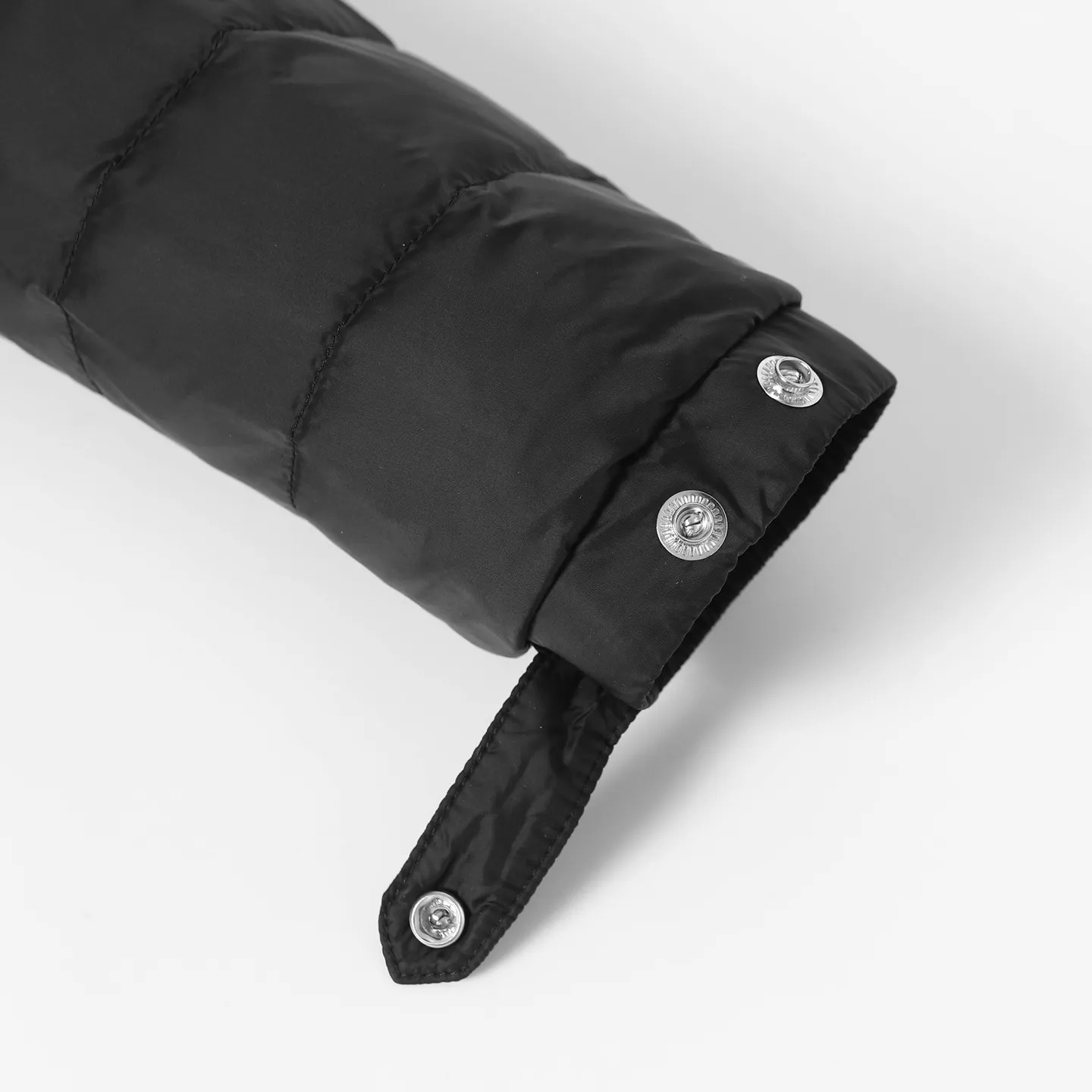 P900 Premium 90 down] Moncler Arnique short and light men's down jacket. Super soft and delicate fabric, white duck down filling. Extremely light and warm. The Arnique hooded down is made of polyester fiber outer fabric and is Moncler's classic men's design item.  The Arnique short down features classic checkered quilting and signature patch pockets on the sleeves, highlighting Moncler's style. The outer fabric reflects the brand's commitment to lowering its environmental footprint. Modular design, removable hood can be easily put on and taken off according to weather conditions. Details Made of polyester outer fabric Polyester lining Down filling Size : S-XXL