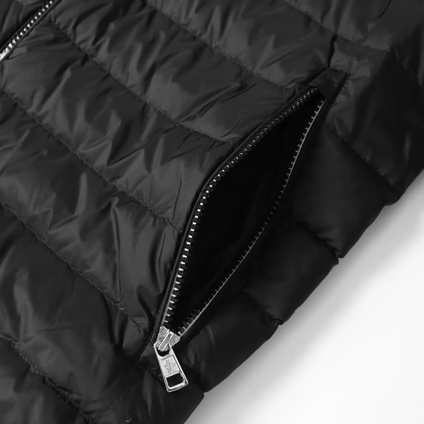 P900 Premium 90 down] Moncler Arnique short and light men's down jacket. Super soft and delicate fabric, white duck down filling. Extremely light and warm. The Arnique hooded down is made of polyester fiber outer fabric and is Moncler's classic men's design item.  The Arnique short down features classic checkered quilting and signature patch pockets on the sleeves, highlighting Moncler's style. The outer fabric reflects the brand's commitment to lowering its environmental footprint. Modular design, removable hood can be easily put on and taken off according to weather conditions. Details Made of polyester outer fabric Polyester lining Down filling Size : S-XXL