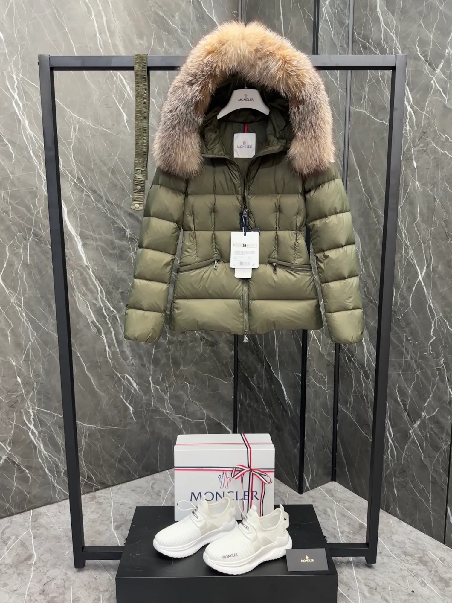 P1040 MONCLER Mouth Boed women's short style Boed women's down is made of longue saison fabric, embellished with fur trim, providing warmth and care. (!Fox fur collar imported from Finland, of course the fur collar needs to be larger to look good) Boed down has a soft silhouette design and is equipped with an exquisite belt to create a sophisticated and elegant winter look. Made of longue saison fabric with wool trim on the hood. Details · Made of longue saison fabric. Longue saison lining · Filled with down · Hood with removable fleece trim · Two-way zip closure · Elasticated waistband with patent snap buttons · Zippered lateral pockets with grosgrain piping · Adjustable elastic cuffs