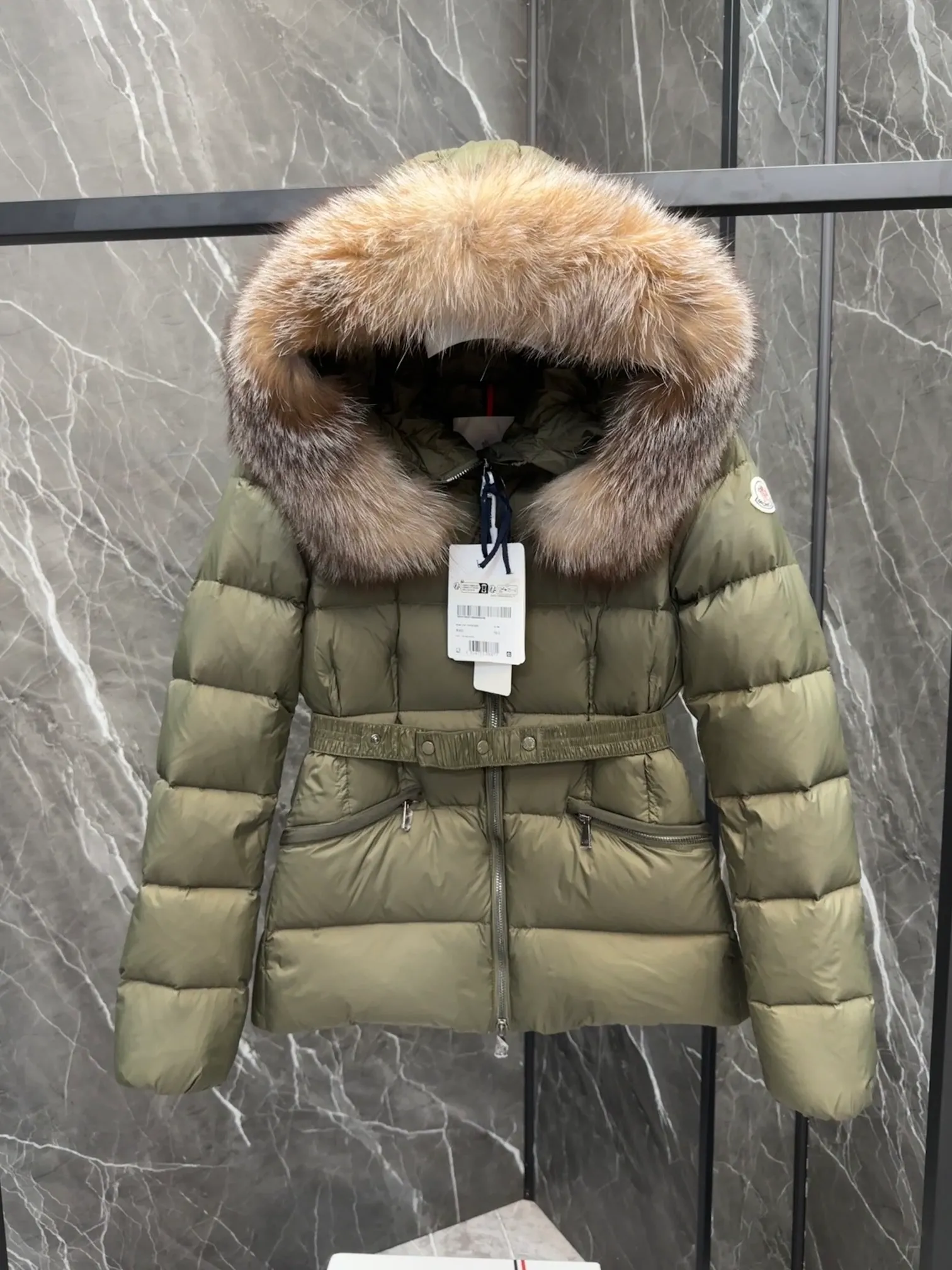 P1040 MONCLER Mouth Boed women's short style Boed women's down is made of longue saison fabric, embellished with fur trim, providing warmth and care. (!Fox fur collar imported from Finland, of course the fur collar needs to be larger to look good) Boed down has a soft silhouette design and is equipped with an exquisite belt to create a sophisticated and elegant winter look. Made of longue saison fabric with wool trim on the hood. Details · Made of longue saison fabric. Longue saison lining · Filled with down · Hood with removable fleece trim · Two-way zip closure · Elasticated waistband with patent snap buttons · Zippered lateral pockets with grosgrain piping · Adjustable elastic cuffs