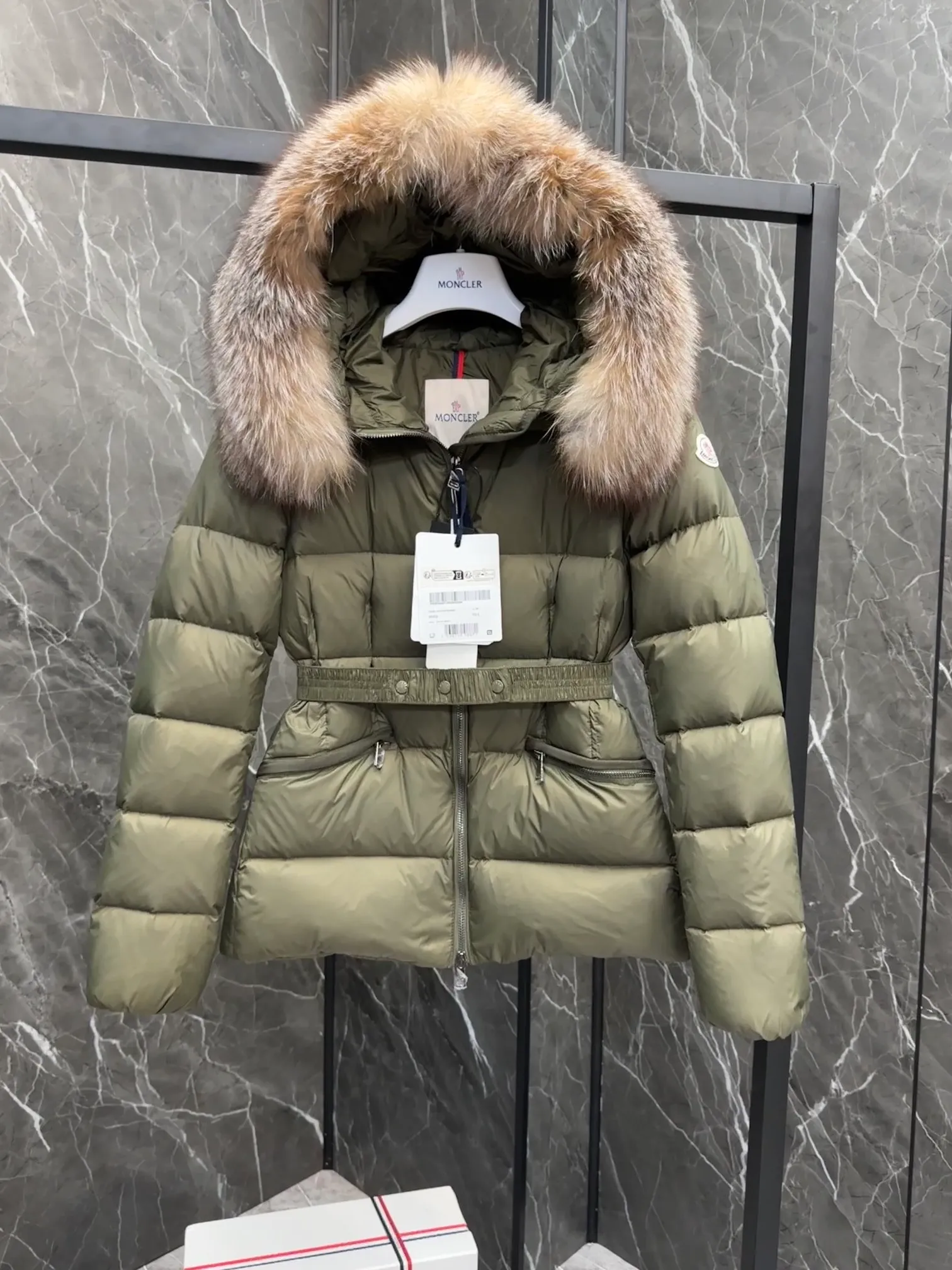 P1040 MONCLER Mouth Boed women's short style Boed women's down is made of longue saison fabric, embellished with fur trim, providing warmth and care. (!Fox fur collar imported from Finland, of course the fur collar needs to be larger to look good) Boed down has a soft silhouette design and is equipped with an exquisite belt to create a sophisticated and elegant winter look. Made of longue saison fabric with wool trim on the hood. Details · Made of longue saison fabric. Longue saison lining · Filled with down · Hood with removable fleece trim · Two-way zip closure · Elasticated waistband with patent snap buttons · Zippered lateral pockets with grosgrain piping · Adjustable elastic cuffs