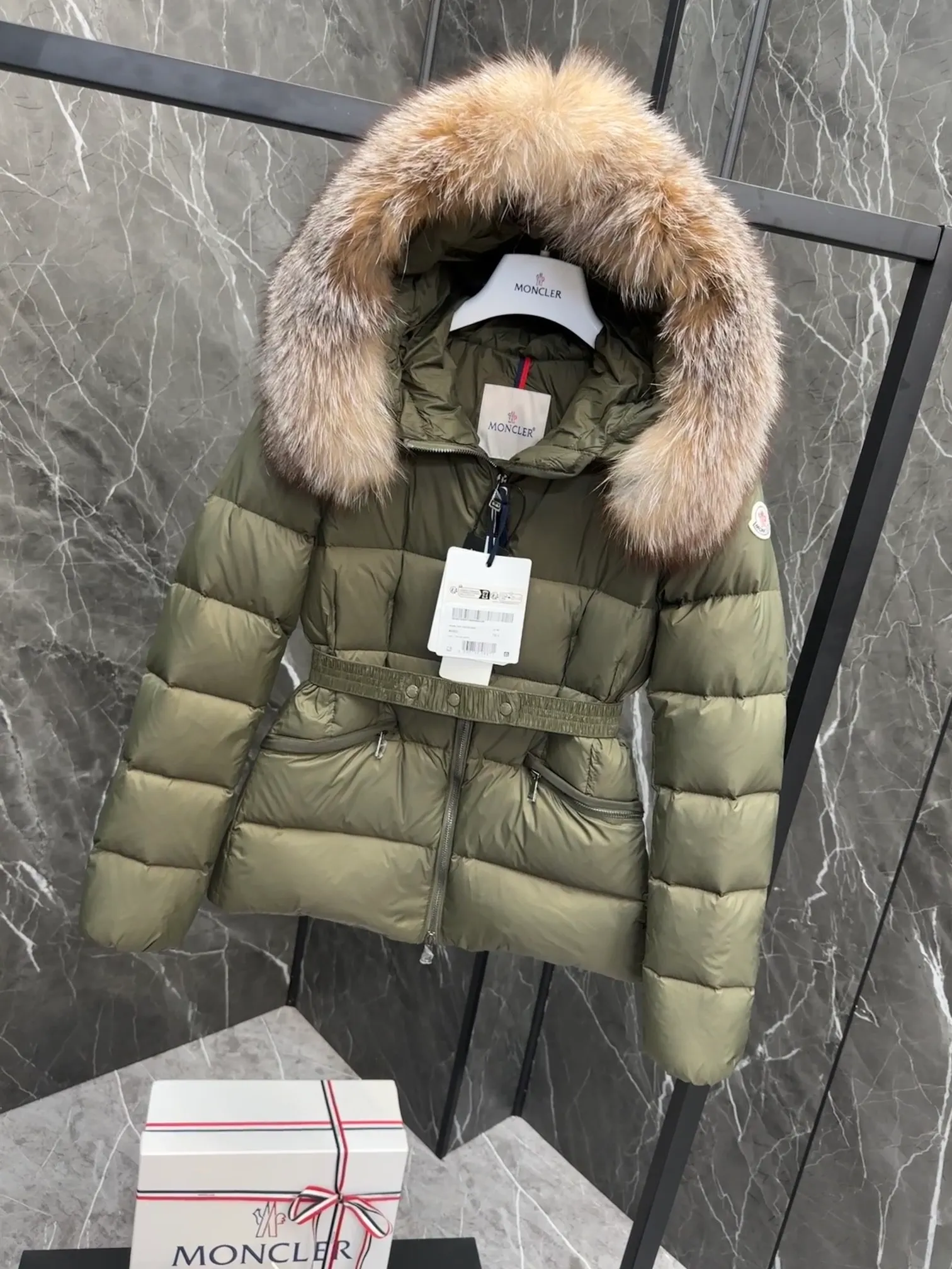 P1040 MONCLER Mouth Boed women's short style Boed women's down is made of longue saison fabric, embellished with fur trim, providing warmth and care. (!Fox fur collar imported from Finland, of course the fur collar needs to be larger to look good) Boed down has a soft silhouette design and is equipped with an exquisite belt to create a sophisticated and elegant winter look. Made of longue saison fabric with wool trim on the hood. Details · Made of longue saison fabric. Longue saison lining · Filled with down · Hood with removable fleece trim · Two-way zip closure · Elasticated waistband with patent snap buttons · Zippered lateral pockets with grosgrain piping · Adjustable elastic cuffs