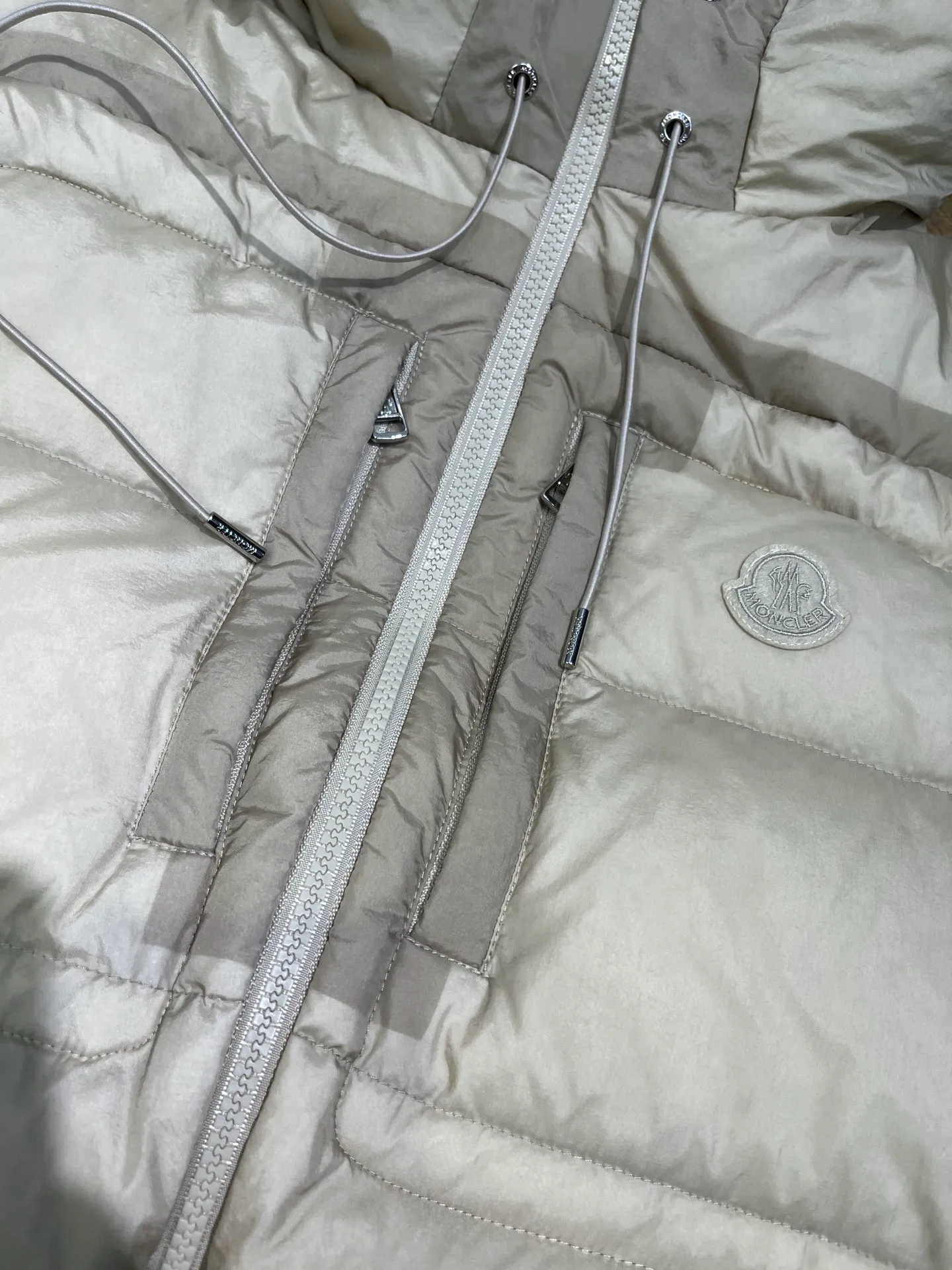 P1020 moncler 🌟2025 new autumn and winter down jacket. Original 1:1 custom-made hardware accessories, all imported and original customization. Welcome to compare at the counter. Absolutely high quality. Made of top-grade 90 white duck down. Super soft. Full and fluffy. Super heavy workmanship. Fabric workmanship and perfect shape. Note that the fabric is super comfortable. Exclusive model. Non-market goods. Same sizes for men and women.  size: 12345