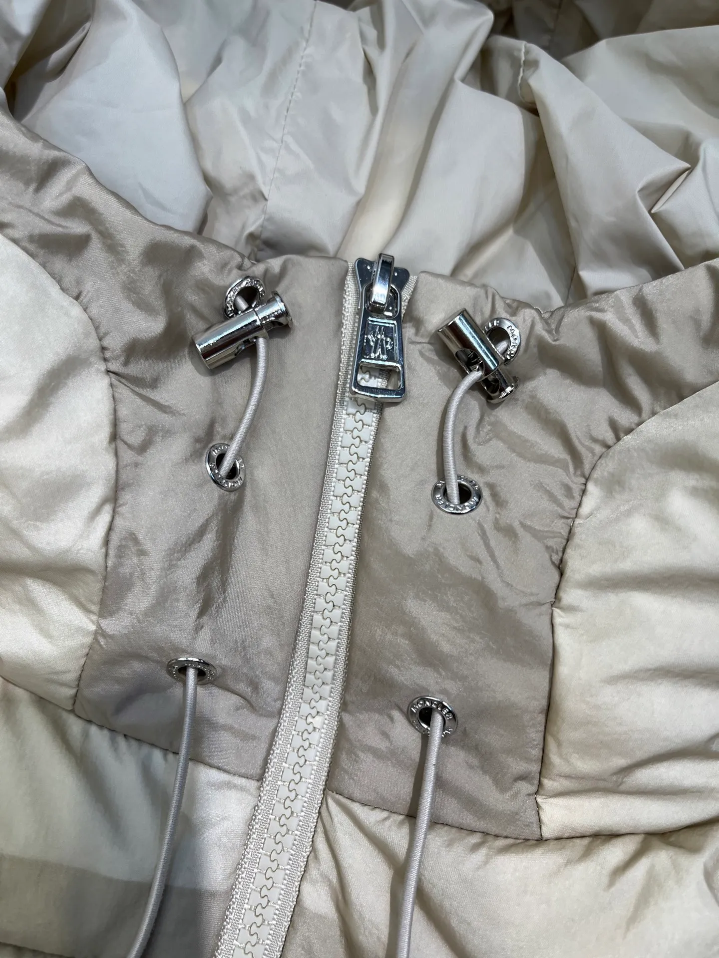 P1020 moncler 🌟2025 new autumn and winter down jacket. Original 1:1 custom-made hardware accessories, all imported and original customization. Welcome to compare at the counter. Absolutely high quality. Made of top-grade 90 white duck down. Super soft. Full and fluffy. Super heavy workmanship. Fabric workmanship and perfect shape. Note that the fabric is super comfortable. Exclusive model. Non-market goods. Same sizes for men and women.  size: 12345