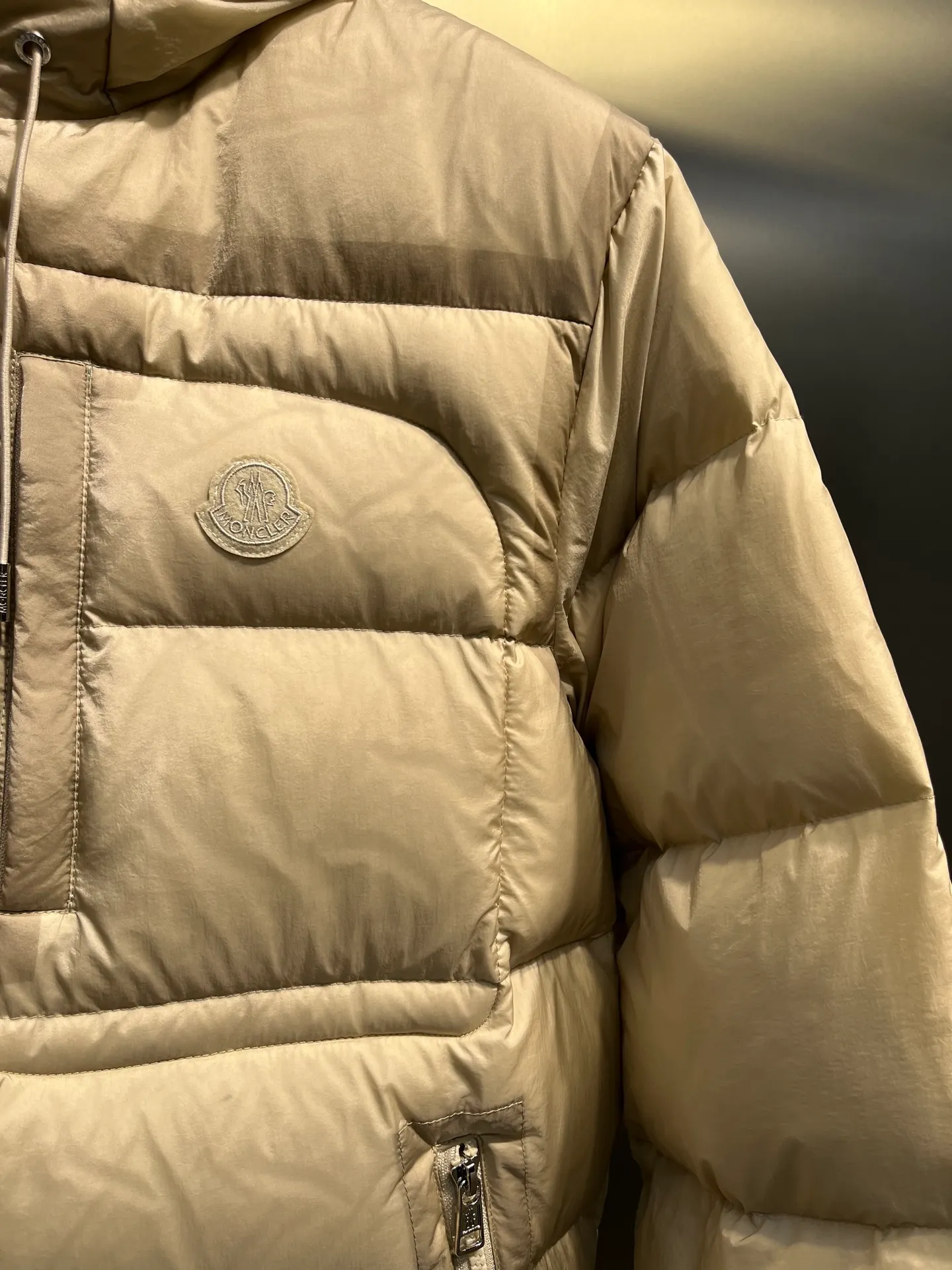 P1020 moncler 🌟2025 new autumn and winter down jacket. Original 1:1 custom-made hardware accessories, all imported and original customization. Welcome to compare at the counter. Absolutely high quality. Made of top-grade 90 white duck down. Super soft. Full and fluffy. Super heavy workmanship. Fabric workmanship and perfect shape. Note that the fabric is super comfortable. Exclusive model. Non-market goods. Same sizes for men and women.  size: 12345
