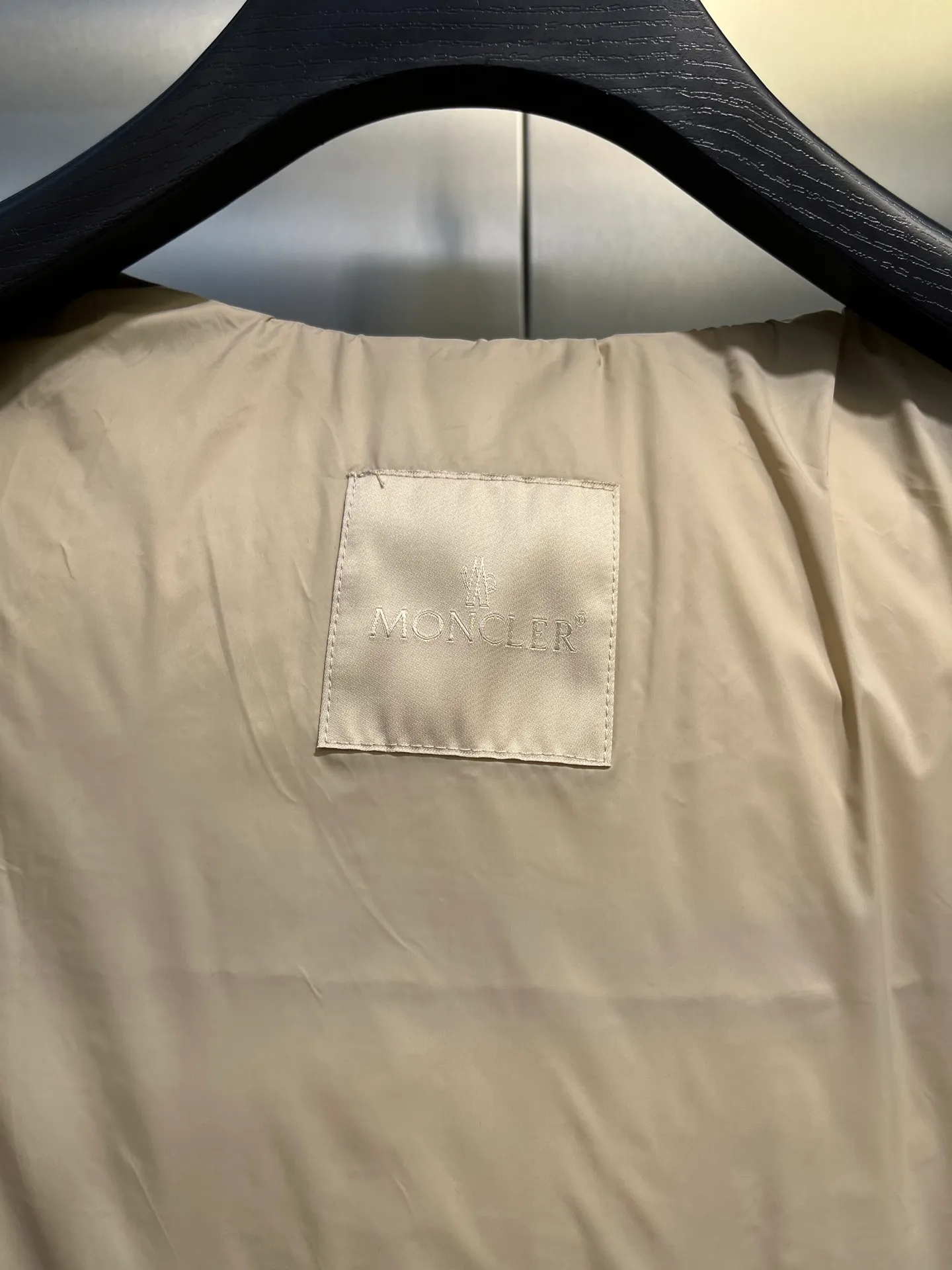 P1020 moncler 🌟2025 new autumn and winter down jacket. Original 1:1 custom-made hardware accessories, all imported and original customization. Welcome to compare at the counter. Absolutely high quality. Made of top-grade 90 white duck down. Super soft. Full and fluffy. Super heavy workmanship. Fabric workmanship and perfect shape. Note that the fabric is super comfortable. Exclusive model. Non-market goods. Same sizes for men and women.  size: 12345
