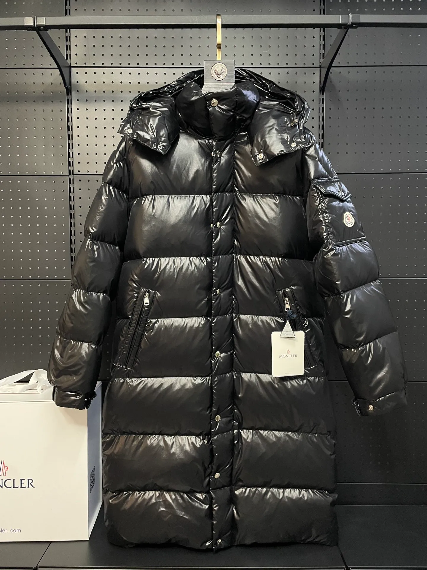 P860 Moncler 022 new autumn and winter long down jacket. I have been looking forward to the Maya/Maya down jacket for a year. It is one of the most beautiful down jackets on earth for couples. It is a collection of Moncler archives. Maya is the most popular series in the classic main line of M family. Buying it at the counter or official website is basically a rush. It is normal to not be able to buy the color you like and the size that suits you! Excellent trade channel! Same style for men and women! Classic urban casual style, versatile and simple hooded down jacket! The Hanoverian Long Down Jacket is crafted from signature shiny patented nylon and features performance details for warmth and protection. This classic Moncler piece is equipped with a detachable hood and a flap zipper fly to enhance the protective performance of the overall design. • Made of patented nylon • Lacquered nylon village • Filled with down • Detachable hood with snap buttons and elastic drawstring • Zipper closure • Logo snap closure on collar • Zipper closure on outer pocket • Logo snap closure on patch pocket • Zipper closure on inner pocket • Logo snap closure on flap • Elastic drawcord on hem ✨Detachable hood gives this down jacket more matching options. A down jacket can be worn in a variety of styles, top-grade down, an absolute surprise! ✨ Toray’s glossy outer material is supplied by customers, and the 15D nylon fabric/lining is of the highest standard. The fabric feels smooth and has a very textured feel. The whole down jacket has four layers of fabric, and the two inner layers are made of the best 400D gallbladder cloth and woolen! The velvet will never run away ✨💚The contrasting color lining makes the whole dress refreshing, and Yuhuang deserves it. A must-have style, highly recommended. ✨Equipped with classic rectangular quilting to ensure even distribution of down inside, bringing you the ultimate warm and comfortable wearing experience, while also being very fashionable and stylish! ✨It is filled with imported European standard 90% white goose down, high-quality 90 down standard, and it has good bulkiness, down filling, and hand feel. You can hardly feel the hair, and you don’t have to worry about the velvet problem. It can effectively lock in and collect heat. You can feel its full state by looking at the actual pictures. It is very light on the upper body and does not feel bloated at all! ✨Double zipper pockets on both sides, No. 5 resin zipper closure; soft and non-stuck; there is no problem in putting a mobile phone card holder! Double placket design, external snap button; No. 5 resin zipper on the inside to block the wind; block the cold wind in the cold winter! Original durable accessories and hardware ~ all made to order! It shows the aura of big brands everywhere, highlights the high-end style and quality, is simple and elegant, and looks good no matter how you wear it. ✨The Velcro sleeves adjust the size of the cuffs according to different situations, making the wind and snow weather more comfortable. Mengkou has been focusing on production for 10 years, and the perfect combination of every link ensures the smoothness of each piece of clothing. The Rolls-Royce of the down jacket industry~ A must-have series for all fans, it is still so classic, still so outstanding, a single product that perfectly meets all kinds of dressing needs! The M family classic series is particularly easy to match. The concave shape in winter is naturally indispensable for such high-end configurations, and its dressing magic is very powerful. Basically, all types are easy to control, and the slim-fitting configuration will not be bloated. With the discomfort, the style and tonality of the upper body are more outstanding and outstanding. The charm of the outfit is naturally more advanced, more outstanding and slimmer, but without losing warmth. Whether it is worn outside or worn inside, I believe this style is the perfect choice! Enjoy the same style as the original version with you!! Style number: A80# Size: 0 1 2 3 4