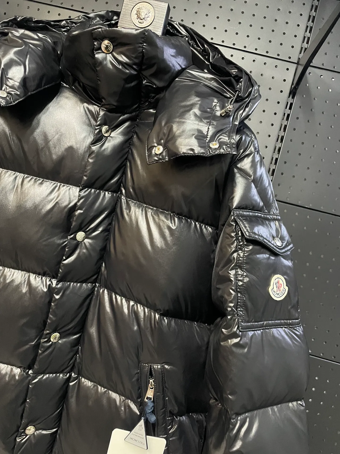 P860 Moncler 022 new autumn and winter long down jacket. I have been looking forward to the Maya/Maya down jacket for a year. It is one of the most beautiful down jackets on earth for couples. It is a collection of Moncler archives. Maya is the most popular series in the classic main line of M family. Buying it at the counter or official website is basically a rush. It is normal to not be able to buy the color you like and the size that suits you! Excellent trade channel! Same style for men and women! Classic urban casual style, versatile and simple hooded down jacket! The Hanoverian Long Down Jacket is crafted from signature shiny patented nylon and features performance details for warmth and protection. This classic Moncler piece is equipped with a detachable hood and a flap zipper fly to enhance the protective performance of the overall design. • Made of patented nylon • Lacquered nylon village • Filled with down • Detachable hood with snap buttons and elastic drawstring • Zipper closure • Logo snap closure on collar • Zipper closure on outer pocket • Logo snap closure on patch pocket • Zipper closure on inner pocket • Logo snap closure on flap • Elastic drawcord on hem ✨Detachable hood gives this down jacket more matching options. A down jacket can be worn in a variety of styles, top-grade down, an absolute surprise! ✨ Toray’s glossy outer material is supplied by customers, and the 15D nylon fabric/lining is of the highest standard. The fabric feels smooth and has a very textured feel. The whole down jacket has four layers of fabric, and the two inner layers are made of the best 400D gallbladder cloth and woolen! The velvet will never run away ✨💚The contrasting color lining makes the whole dress refreshing, and Yuhuang deserves it. A must-have style, highly recommended. ✨Equipped with classic rectangular quilting to ensure even distribution of down inside, bringing you the ultimate warm and comfortable wearing experience, while also being very fashionable and stylish! ✨It is filled with imported European standard 90% white goose down, high-quality 90 down standard, and it has good bulkiness, down filling, and hand feel. You can hardly feel the hair, and you don’t have to worry about the velvet problem. It can effectively lock in and collect heat. You can feel its full state by looking at the actual pictures. It is very light on the upper body and does not feel bloated at all! ✨Double zipper pockets on both sides, No. 5 resin zipper closure; soft and non-stuck; there is no problem in putting a mobile phone card holder! Double placket design, external snap button; No. 5 resin zipper on the inside to block the wind; block the cold wind in the cold winter! Original durable accessories and hardware ~ all made to order! It shows the aura of big brands everywhere, highlights the high-end style and quality, is simple and elegant, and looks good no matter how you wear it. ✨The Velcro sleeves adjust the size of the cuffs according to different situations, making the wind and snow weather more comfortable. Mengkou has been focusing on production for 10 years, and the perfect combination of every link ensures the smoothness of each piece of clothing. The Rolls-Royce of the down jacket industry~ A must-have series for all fans, it is still so classic, still so outstanding, a single product that perfectly meets all kinds of dressing needs! The M family classic series is particularly easy to match. The concave shape in winter is naturally indispensable for such high-end configurations, and its dressing magic is very powerful. Basically, all types are easy to control, and the slim-fitting configuration will not be bloated. With the discomfort, the style and tonality of the upper body are more outstanding and outstanding. The charm of the outfit is naturally more advanced, more outstanding and slimmer, but without losing warmth. Whether it is worn outside or worn inside, I believe this style is the perfect choice! Enjoy the same style as the original version with you!! Style number: A80# Size: 0 1 2 3 4
