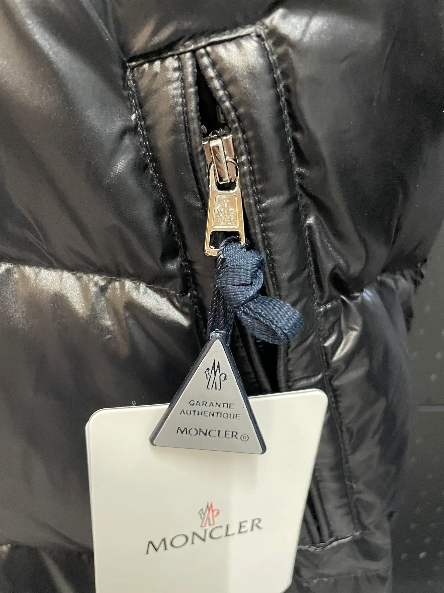 P860 Moncler 022 new autumn and winter long down jacket. I have been looking forward to the Maya/Maya down jacket for a year. It is one of the most beautiful down jackets on earth for couples. It is a collection of Moncler archives. Maya is the most popular series in the classic main line of M family. Buying it at the counter or official website is basically a rush. It is normal to not be able to buy the color you like and the size that suits you! Excellent trade channel! Same style for men and women! Classic urban casual style, versatile and simple hooded down jacket! The Hanoverian Long Down Jacket is crafted from signature shiny patented nylon and features performance details for warmth and protection. This classic Moncler piece is equipped with a detachable hood and a flap zipper fly to enhance the protective performance of the overall design. • Made of patented nylon • Lacquered nylon village • Filled with down • Detachable hood with snap buttons and elastic drawstring • Zipper closure • Logo snap closure on collar • Zipper closure on outer pocket • Logo snap closure on patch pocket • Zipper closure on inner pocket • Logo snap closure on flap • Elastic drawcord on hem ✨Detachable hood gives this down jacket more matching options. A down jacket can be worn in a variety of styles, top-grade down, an absolute surprise! ✨ Toray’s glossy outer material is supplied by customers, and the 15D nylon fabric/lining is of the highest standard. The fabric feels smooth and has a very textured feel. The whole down jacket has four layers of fabric, and the two inner layers are made of the best 400D gallbladder cloth and woolen! The velvet will never run away ✨💚The contrasting color lining makes the whole dress refreshing, and Yuhuang deserves it. A must-have style, highly recommended. ✨Equipped with classic rectangular quilting to ensure even distribution of down inside, bringing you the ultimate warm and comfortable wearing experience, while also being very fashionable and stylish! ✨It is filled with imported European standard 90% white goose down, high-quality 90 down standard, and it has good bulkiness, down filling, and hand feel. You can hardly feel the hair, and you don’t have to worry about the velvet problem. It can effectively lock in and collect heat. You can feel its full state by looking at the actual pictures. It is very light on the upper body and does not feel bloated at all! ✨Double zipper pockets on both sides, No. 5 resin zipper closure; soft and non-stuck; there is no problem in putting a mobile phone card holder! Double placket design, external snap button; No. 5 resin zipper on the inside to block the wind; block the cold wind in the cold winter! Original durable accessories and hardware ~ all made to order! It shows the aura of big brands everywhere, highlights the high-end style and quality, is simple and elegant, and looks good no matter how you wear it. ✨The Velcro sleeves adjust the size of the cuffs according to different situations, making the wind and snow weather more comfortable. Mengkou has been focusing on production for 10 years, and the perfect combination of every link ensures the smoothness of each piece of clothing. The Rolls-Royce of the down jacket industry~ A must-have series for all fans, it is still so classic, still so outstanding, a single product that perfectly meets all kinds of dressing needs! The M family classic series is particularly easy to match. The concave shape in winter is naturally indispensable for such high-end configurations, and its dressing magic is very powerful. Basically, all types are easy to control, and the slim-fitting configuration will not be bloated. With the discomfort, the style and tonality of the upper body are more outstanding and outstanding. The charm of the outfit is naturally more advanced, more outstanding and slimmer, but without losing warmth. Whether it is worn outside or worn inside, I believe this style is the perfect choice! Enjoy the same style as the original version with you!! Style number: A80# Size: 0 1 2 3 4
