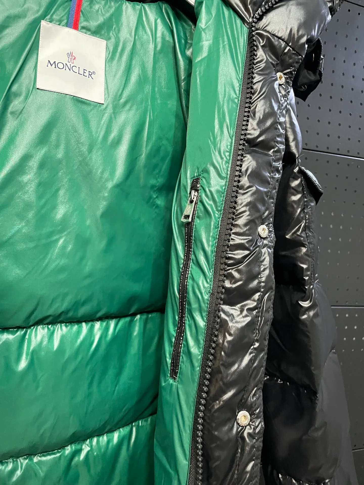 P860 Moncler 022 new autumn and winter long down jacket. I have been looking forward to the Maya/Maya down jacket for a year. It is one of the most beautiful down jackets on earth for couples. It is a collection of Moncler archives. Maya is the most popular series in the classic main line of M family. Buying it at the counter or official website is basically a rush. It is normal to not be able to buy the color you like and the size that suits you! Excellent trade channel! Same style for men and women! Classic urban casual style, versatile and simple hooded down jacket! The Hanoverian Long Down Jacket is crafted from signature shiny patented nylon and features performance details for warmth and protection. This classic Moncler piece is equipped with a detachable hood and a flap zipper fly to enhance the protective performance of the overall design. • Made of patented nylon • Lacquered nylon village • Filled with down • Detachable hood with snap buttons and elastic drawstring • Zipper closure • Logo snap closure on collar • Zipper closure on outer pocket • Logo snap closure on patch pocket • Zipper closure on inner pocket • Logo snap closure on flap • Elastic drawcord on hem ✨Detachable hood gives this down jacket more matching options. A down jacket can be worn in a variety of styles, top-grade down, an absolute surprise! ✨ Toray’s glossy outer material is supplied by customers, and the 15D nylon fabric/lining is of the highest standard. The fabric feels smooth and has a very textured feel. The whole down jacket has four layers of fabric, and the two inner layers are made of the best 400D gallbladder cloth and woolen! The velvet will never run away ✨💚The contrasting color lining makes the whole dress refreshing, and Yuhuang deserves it. A must-have style, highly recommended. ✨Equipped with classic rectangular quilting to ensure even distribution of down inside, bringing you the ultimate warm and comfortable wearing experience, while also being very fashionable and stylish! ✨It is filled with imported European standard 90% white goose down, high-quality 90 down standard, and it has good bulkiness, down filling, and hand feel. You can hardly feel the hair, and you don’t have to worry about the velvet problem. It can effectively lock in and collect heat. You can feel its full state by looking at the actual pictures. It is very light on the upper body and does not feel bloated at all! ✨Double zipper pockets on both sides, No. 5 resin zipper closure; soft and non-stuck; there is no problem in putting a mobile phone card holder! Double placket design, external snap button; No. 5 resin zipper on the inside to block the wind; block the cold wind in the cold winter! Original durable accessories and hardware ~ all made to order! It shows the aura of big brands everywhere, highlights the high-end style and quality, is simple and elegant, and looks good no matter how you wear it. ✨The Velcro sleeves adjust the size of the cuffs according to different situations, making the wind and snow weather more comfortable. Mengkou has been focusing on production for 10 years, and the perfect combination of every link ensures the smoothness of each piece of clothing. The Rolls-Royce of the down jacket industry~ A must-have series for all fans, it is still so classic, still so outstanding, a single product that perfectly meets all kinds of dressing needs! The M family classic series is particularly easy to match. The concave shape in winter is naturally indispensable for such high-end configurations, and its dressing magic is very powerful. Basically, all types are easy to control, and the slim-fitting configuration will not be bloated. With the discomfort, the style and tonality of the upper body are more outstanding and outstanding. The charm of the outfit is naturally more advanced, more outstanding and slimmer, but without losing warmth. Whether it is worn outside or worn inside, I believe this style is the perfect choice! Enjoy the same style as the original version with you!! Style number: A80# Size: 0 1 2 3 4
