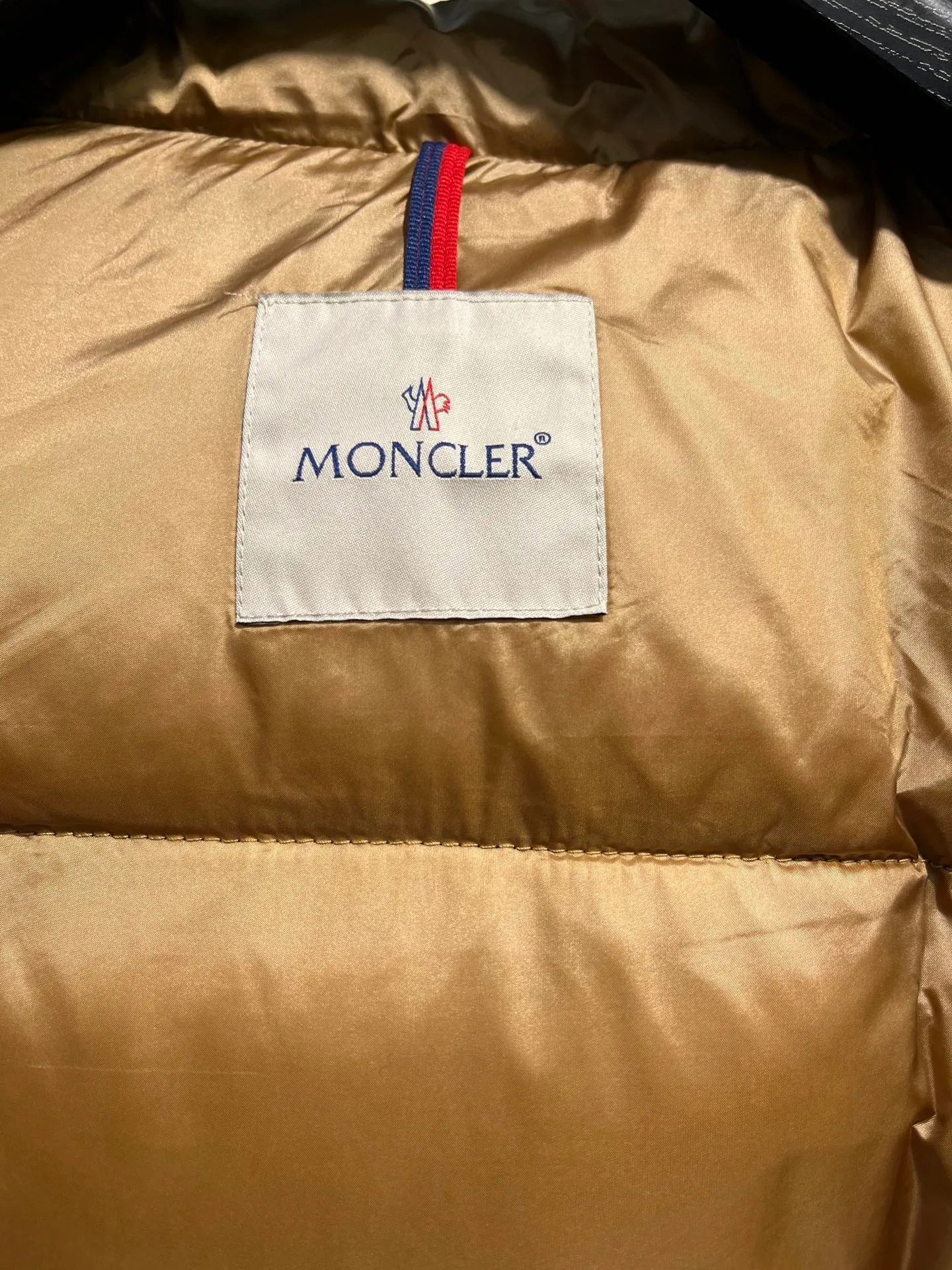 P600 moncler🌟New contrasting color hooded women's version of down jacket Parana thickened goose down bread jacket, the most valued style. Another evergreen model, a big hit. New color this year, milky white, pink lining 👍🏻 90% goose down filling ensures the fluffiness and warmth of the down jacket. Custom zipper webbing, molded custom zipper. The contrasting color lining makes the whole outfit refreshing, and Yuhuang deserves it. A must-have style, out of stock, highly recommended.  size: 0123
