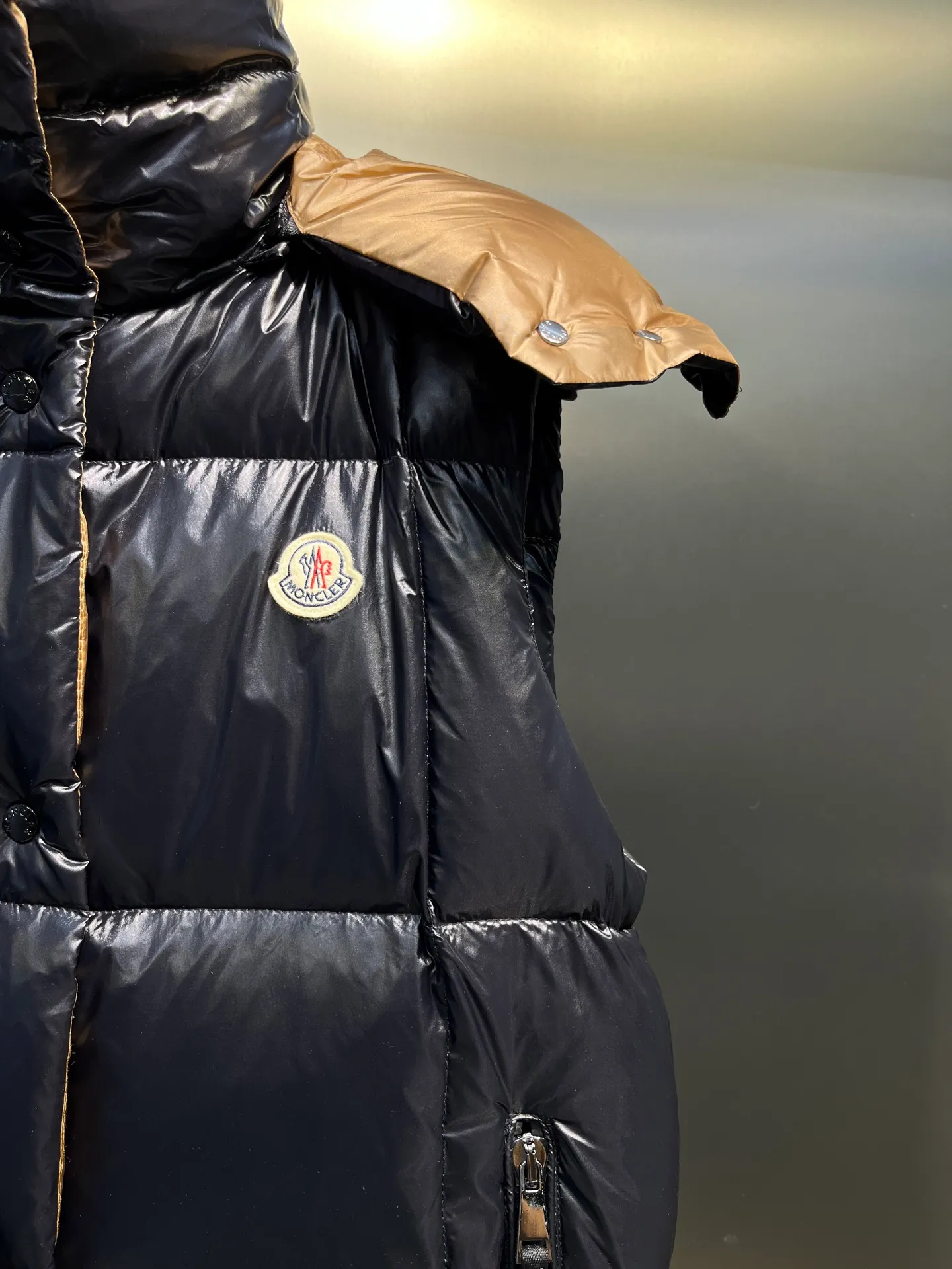 P600 moncler🌟New contrasting color hooded women's version of down jacket Parana thickened goose down bread jacket, the most valued style. Another evergreen model, a big hit. New color this year, milky white, pink lining 👍🏻 90% goose down filling ensures the fluffiness and warmth of the down jacket. Custom zipper webbing, molded custom zipper. The contrasting color lining makes the whole outfit refreshing, and Yuhuang deserves it. A must-have style, out of stock, highly recommended.  size: 0123
