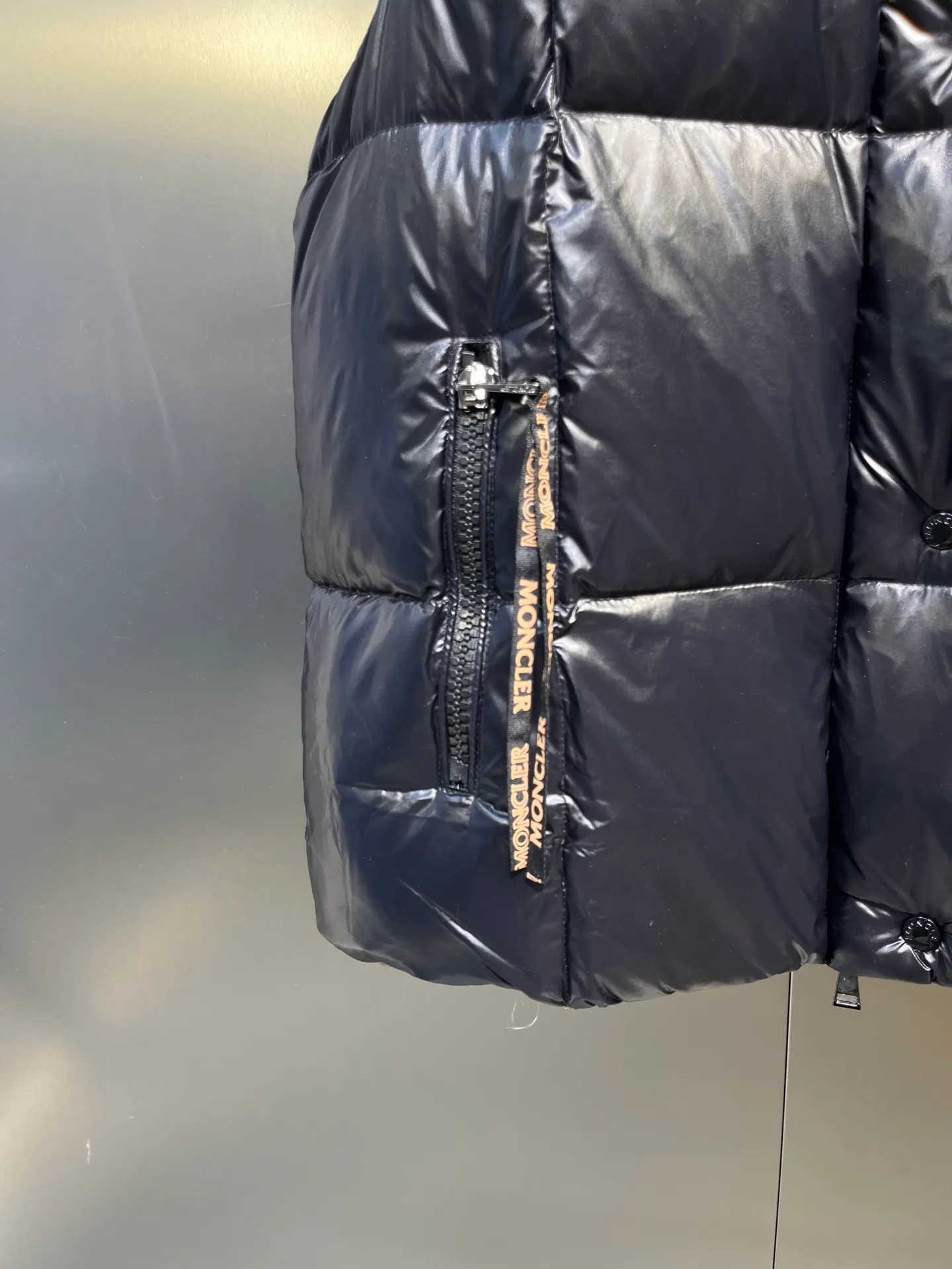 P600 moncler🌟New contrasting color hooded women's version of down jacket Parana thickened goose down bread jacket, the most valued style. Another evergreen model, a big hit. New color this year, milky white, pink lining 👍🏻 90% goose down filling ensures the fluffiness and warmth of the down jacket. Custom zipper webbing, molded custom zipper. The contrasting color lining makes the whole outfit refreshing, and Yuhuang deserves it. A must-have style, out of stock, highly recommended.  size: 0123