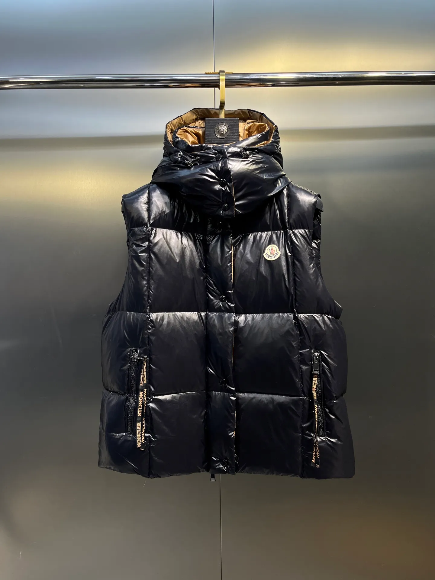 P600 moncler🌟New contrasting color hooded women's version of down jacket Parana thickened goose down bread jacket, the most valued style. Another evergreen model, a big hit. New color this year, milky white, pink lining 👍🏻 90% goose down filling ensures the fluffiness and warmth of the down jacket. Custom zipper webbing, molded custom zipper. The contrasting color lining makes the whole outfit refreshing, and Yuhuang deserves it. A must-have style, out of stock, highly recommended.  size: 0123