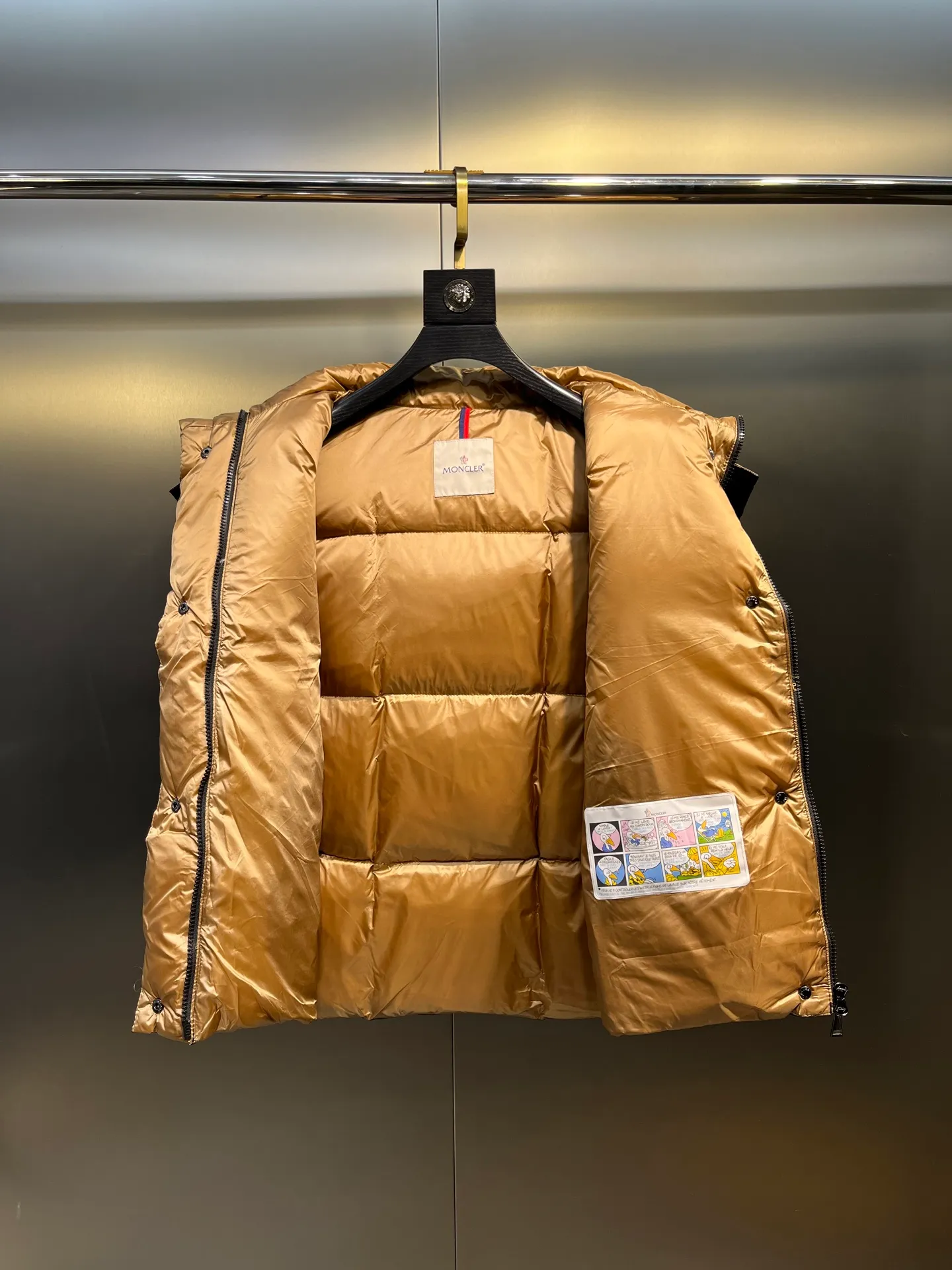 P600 moncler🌟New contrasting color hooded women's version of down jacket Parana thickened goose down bread jacket, the most valued style. Another evergreen model, a big hit. New color this year, milky white, pink lining 👍🏻 90% goose down filling ensures the fluffiness and warmth of the down jacket. Custom zipper webbing, molded custom zipper. The contrasting color lining makes the whole outfit refreshing, and Yuhuang deserves it. A must-have style, out of stock, highly recommended.  size: 0123