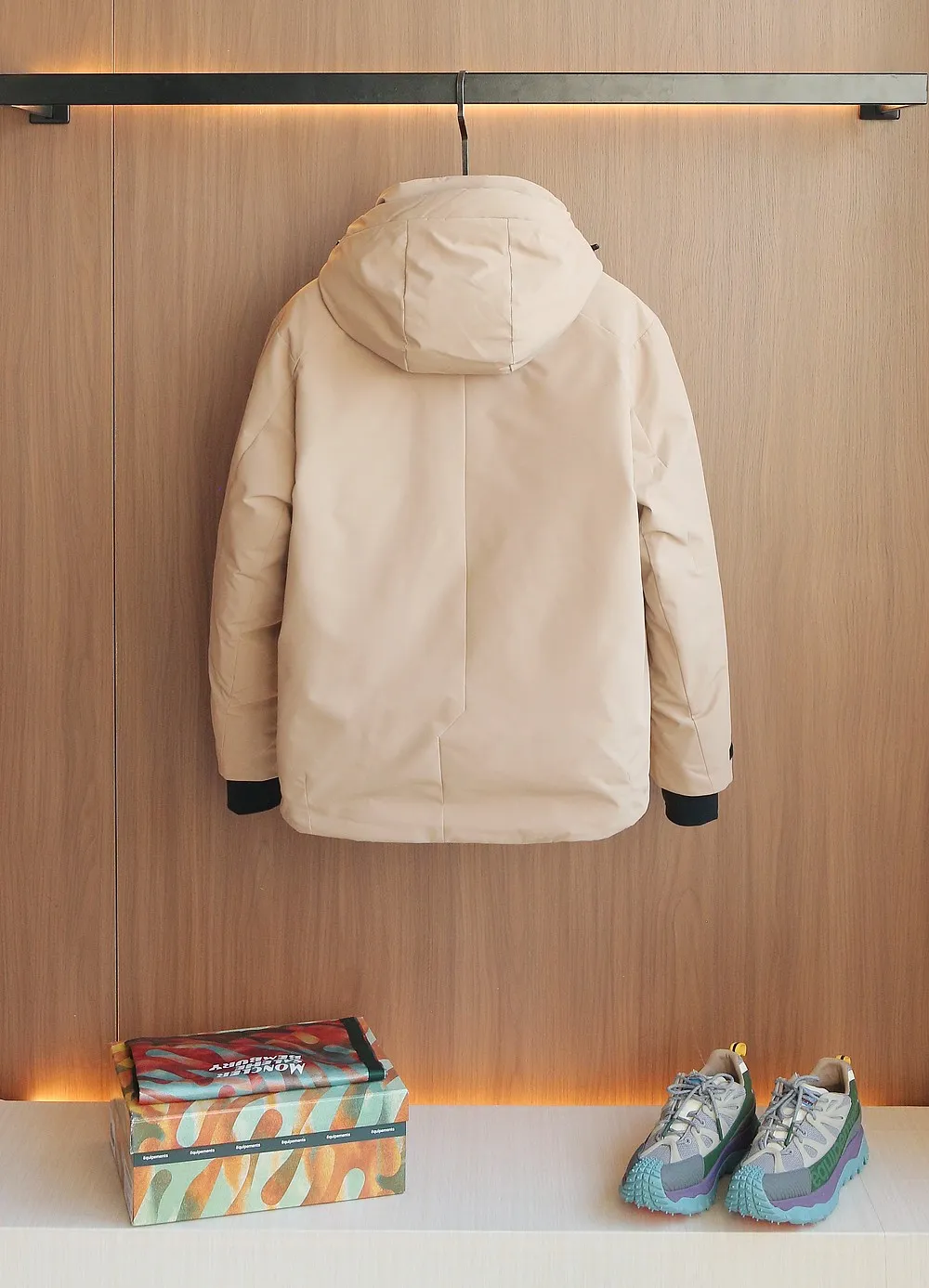 P1580 Old OEM channel, Moncler 25FW new thin and light men's hooded casual down jacket! Trading company orders Jeluz men's down inspired by classic, men's choice for outdoor activities! The product is made of GORE-Tex waterproof outdoor sports fabric and decorated with recyclable details, which demonstrates the brand's commitment to external environmental protection. The adjustable cuffs and two-way zipper ensure easy wearing and adjustment of the silhouette; the interior is made of European-standard environmentally friendly 90% white duck down + 10% feather high-content filling, which is warmer and lighter than traditional down jackets in the past. You will know its high-end atmosphere when you try it in person. The upper body is comfortable, warm and breathable without any bloated feeling! At the same time, it has a high sense of class and recognition. The seams of the body are all cut in position to ensure visual beauty, which is very time-consuming and material-consuming! The fashionable detachable vest can be worn alone. The detachable hooded stand-up collar design is easy to disassemble and assemble to create different fashionable looks. The concealed placket, two-way zipper opening and closing, elastic cuffs and drawstring hem cuff design can better withstand the cold wind and keep the upper body warm in autumn and winter. It is a tall and stylish item! Color: Khaki Size: M-3XL G9003 data reference: Size 0: shoulder width 51cm-bust 114cm-shirt length 70cm-sleeve length 61cm Size 1: shoulder width 52cm-chest 118cm-shirt length 71cm-sleeve length 62cm Size 2: shoulder width 53cm-chest 122cm-shirt length 72cm-sleeve length 63cm 3 Size: Shoulder width 54cm - Bust 126cm - Clothing length 73cm - Sleeve length 64cm Size 4: Shoulder width 55cm - Bust 130cm - Clothing length 75cm - Sleeve length 64cm