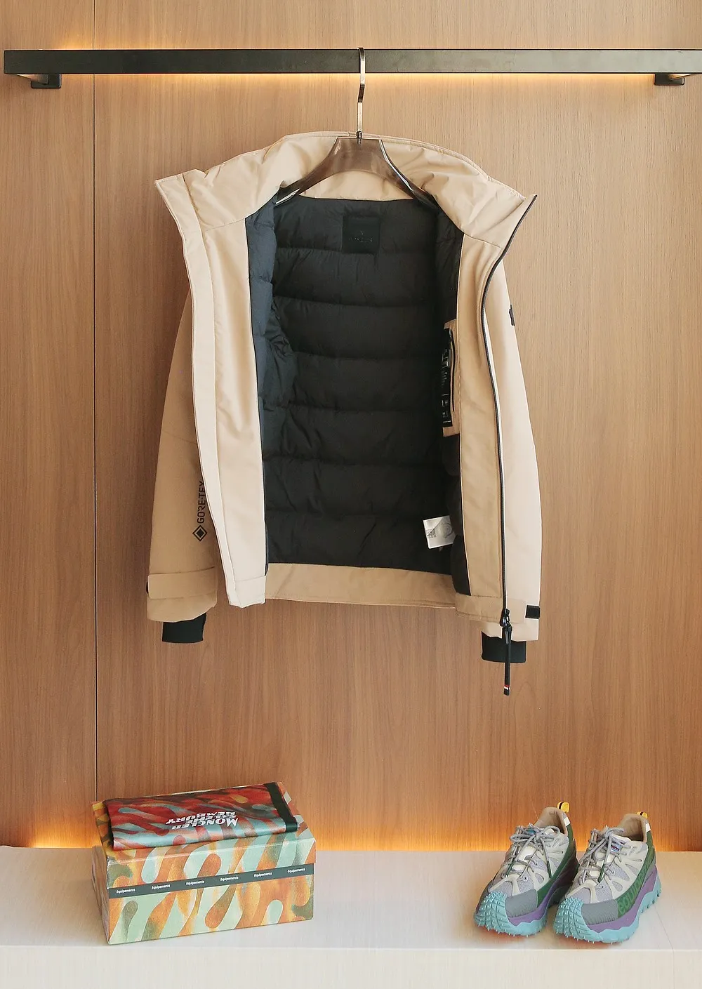 P1580 Old OEM channel, Moncler 25FW new thin and light men's hooded casual down jacket! Trading company orders Jeluz men's down inspired by classic, men's choice for outdoor activities! The product is made of GORE-Tex waterproof outdoor sports fabric and decorated with recyclable details, which demonstrates the brand's commitment to external environmental protection. The adjustable cuffs and two-way zipper ensure easy wearing and adjustment of the silhouette; the interior is made of European-standard environmentally friendly 90% white duck down + 10% feather high-content filling, which is warmer and lighter than traditional down jackets in the past. You will know its high-end atmosphere when you try it in person. The upper body is comfortable, warm and breathable without any bloated feeling! At the same time, it has a high sense of class and recognition. The seams of the body are all cut in position to ensure visual beauty, which is very time-consuming and material-consuming! The fashionable detachable vest can be worn alone. The detachable hooded stand-up collar design is easy to disassemble and assemble to create different fashionable looks. The concealed placket, two-way zipper opening and closing, elastic cuffs and drawstring hem cuff design can better withstand the cold wind and keep the upper body warm in autumn and winter. It is a tall and stylish item! Color: Khaki Size: M-3XL G9003 data reference: Size 0: shoulder width 51cm-bust 114cm-shirt length 70cm-sleeve length 61cm Size 1: shoulder width 52cm-chest 118cm-shirt length 71cm-sleeve length 62cm Size 2: shoulder width 53cm-chest 122cm-shirt length 72cm-sleeve length 63cm 3 Size: Shoulder width 54cm - Bust 126cm - Clothing length 73cm - Sleeve length 64cm Size 4: Shoulder width 55cm - Bust 130cm - Clothing length 75cm - Sleeve length 64cm
